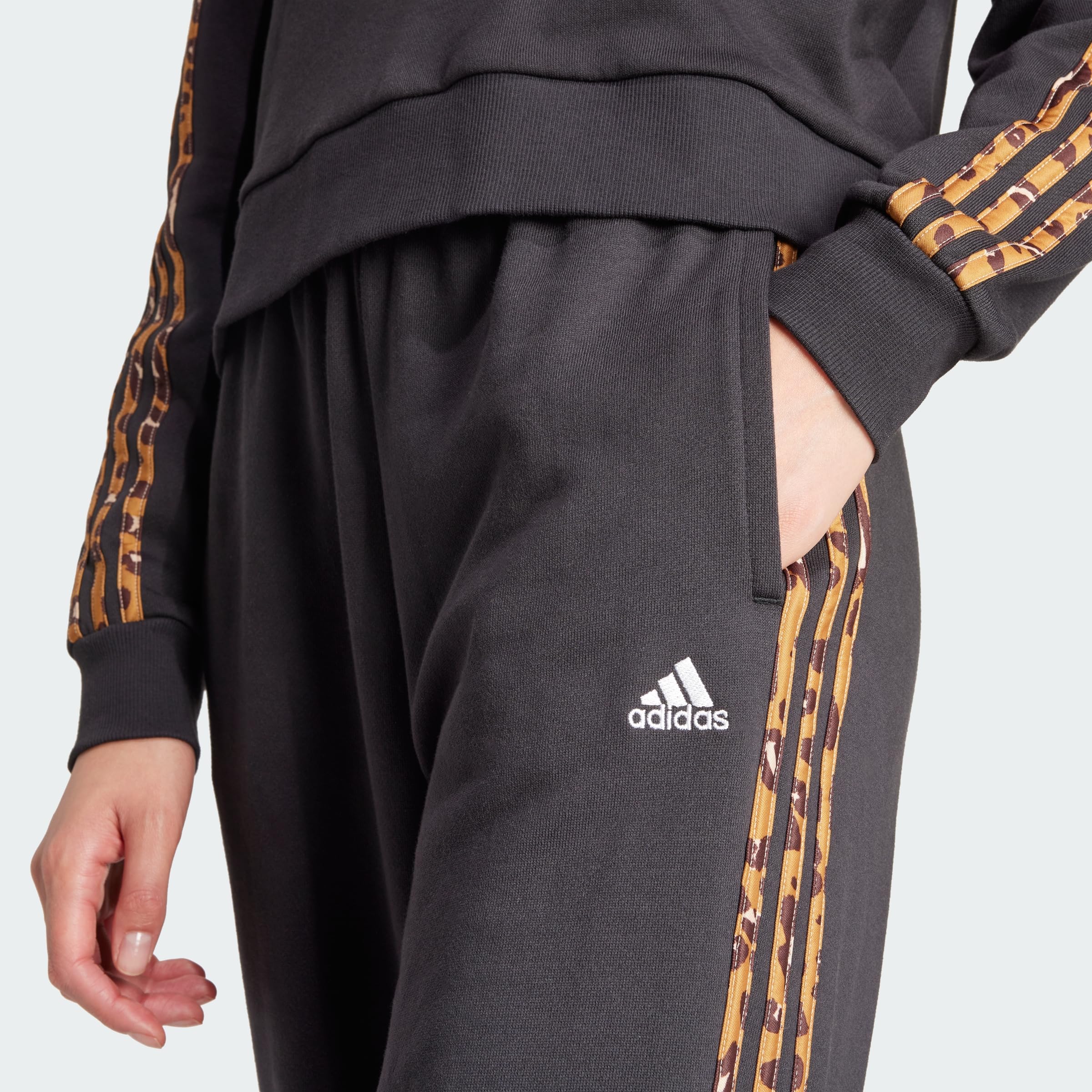 Adidas - Essentials 3-Stripes Animal-Print 7/8 Pants, Pantaloni Donna