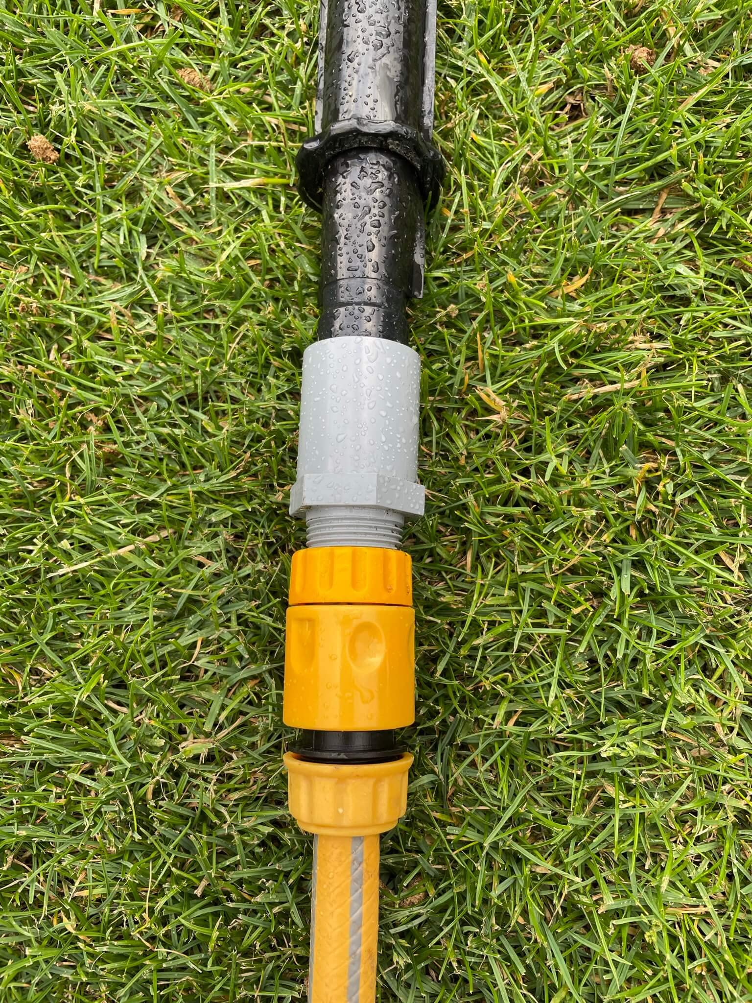 L'alternativa moderna agli irrigatori per giardini piccoli e grandi. Innaffia l'erba del prato a bassa pressione. Lunghezza regolabile 30 m