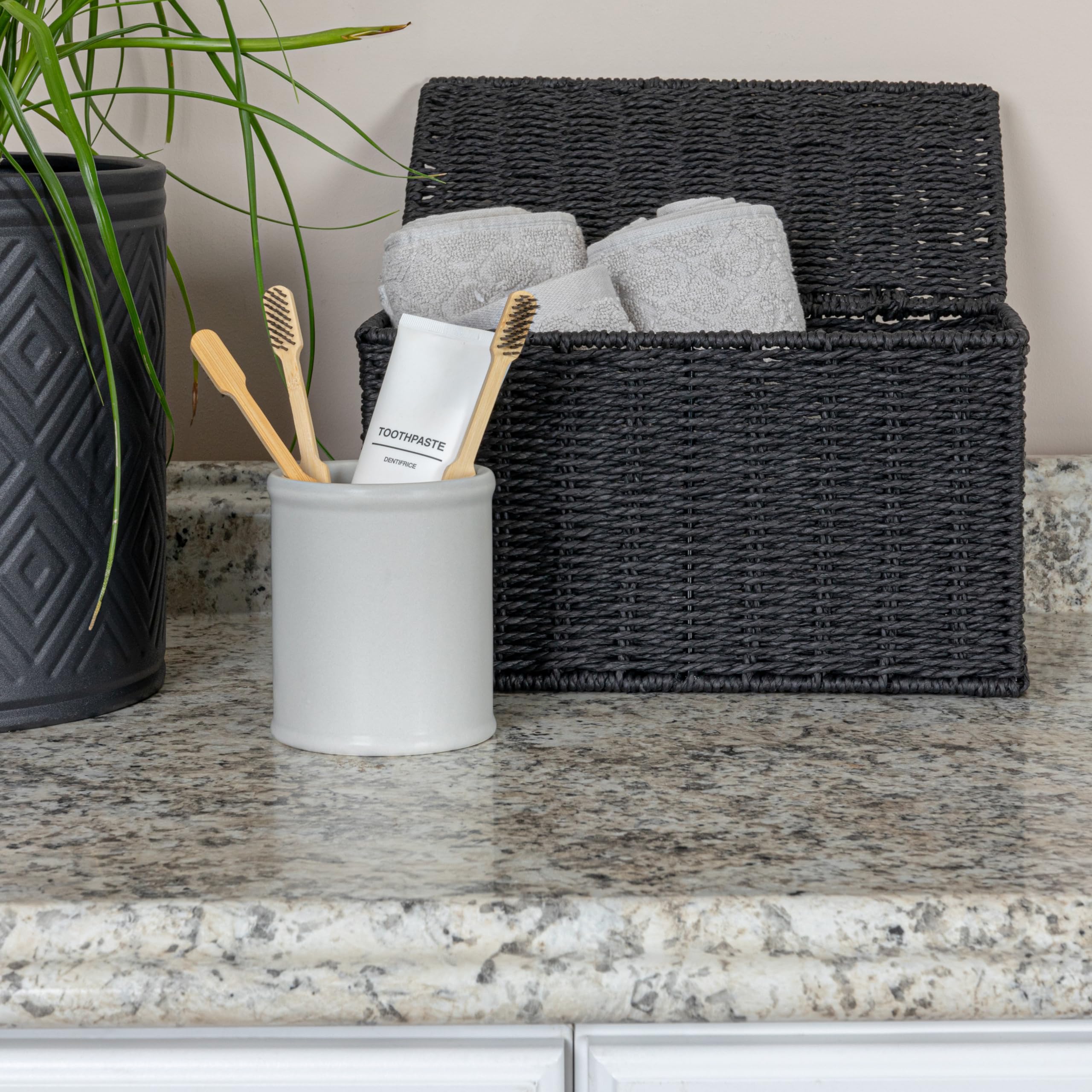 Household Essentials Mały ręcznie tkany kosz wiklinowy z pokrywką, czarny
