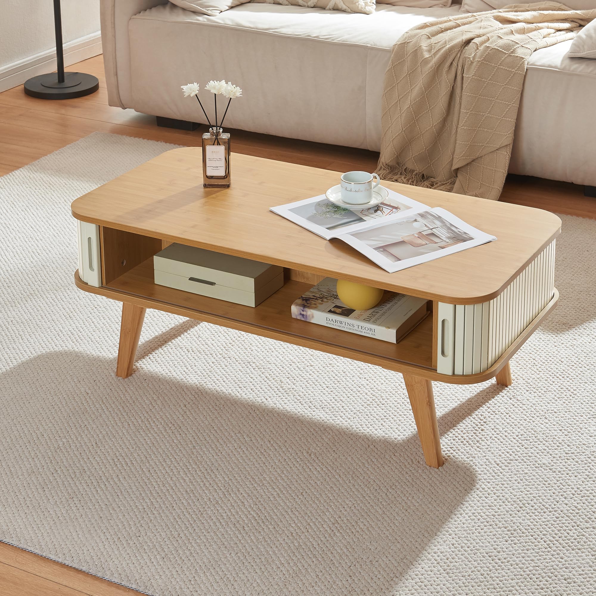 [en.casa] Table Basse Design Scandinave avec 2 Portes Coulissantes et Compartiment de Rangement Table d'Appoint Bout de Canapé Bambou MDF 100 x 50 x 40 cm Naturel Blanc Crème