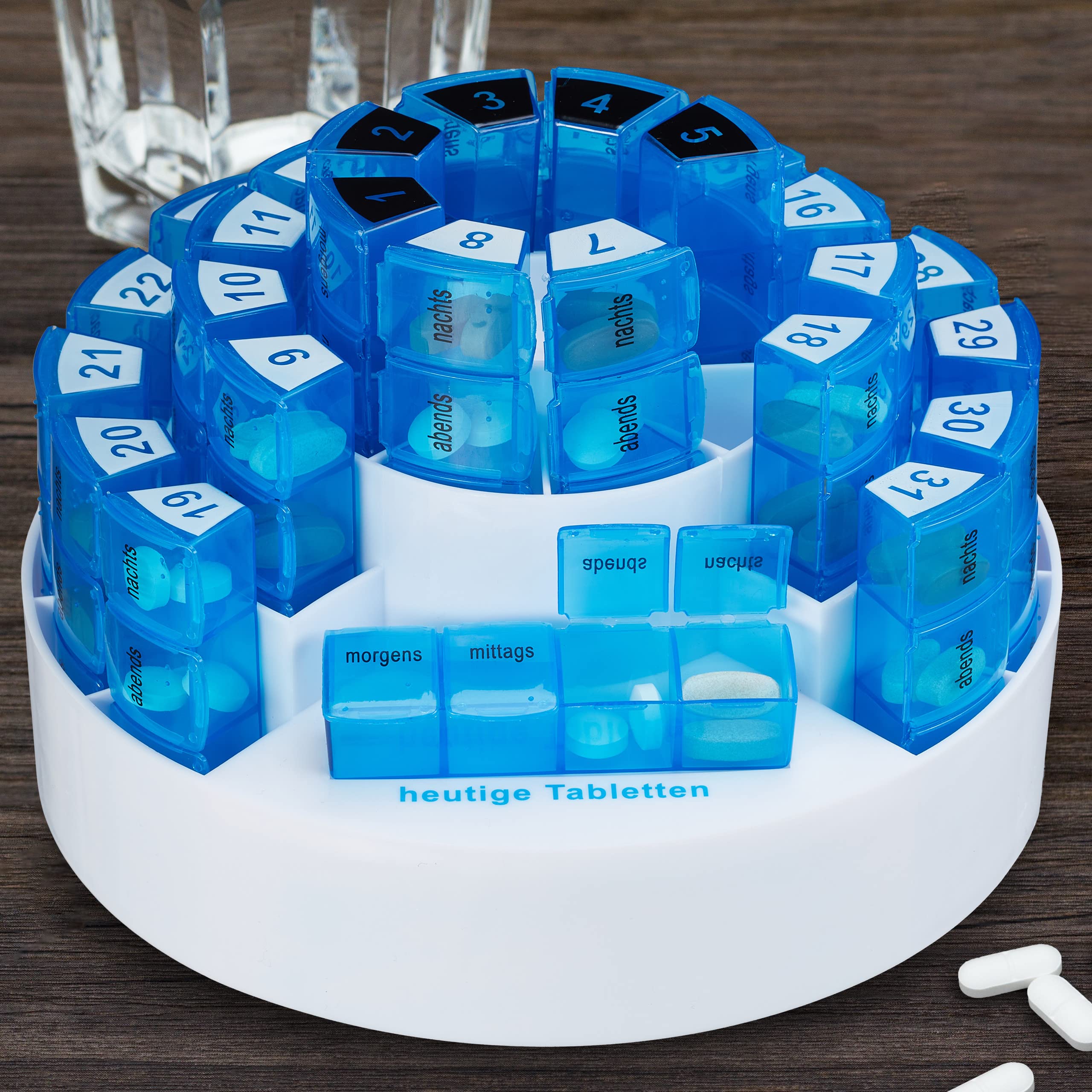 Relaxdays Pastillero Mensual, Organizador Pastillas Grande, 31 Días, 4 Tomas, Plástico sin BPA, Soporte, Blanco y Azul