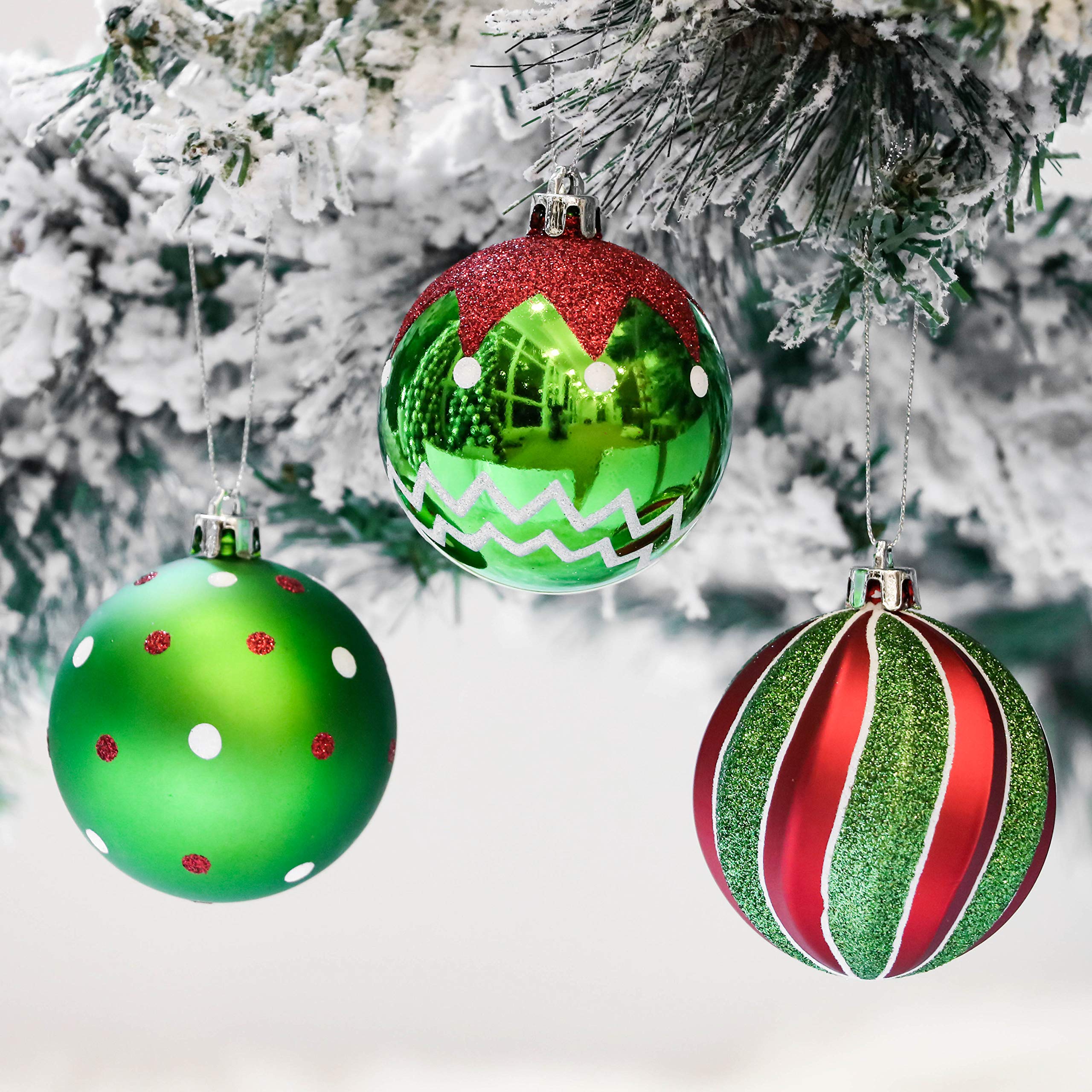 Victor's Workshop 16Pcs Bolas de Navidad 7cm, Adornos de Navidad para Arbol Tema Elfo Setl, Decoración de Bolas Navideños Plástico de Rojo Blanco Verde, Regalos de Colgantes de Navidad (Deleitoso)