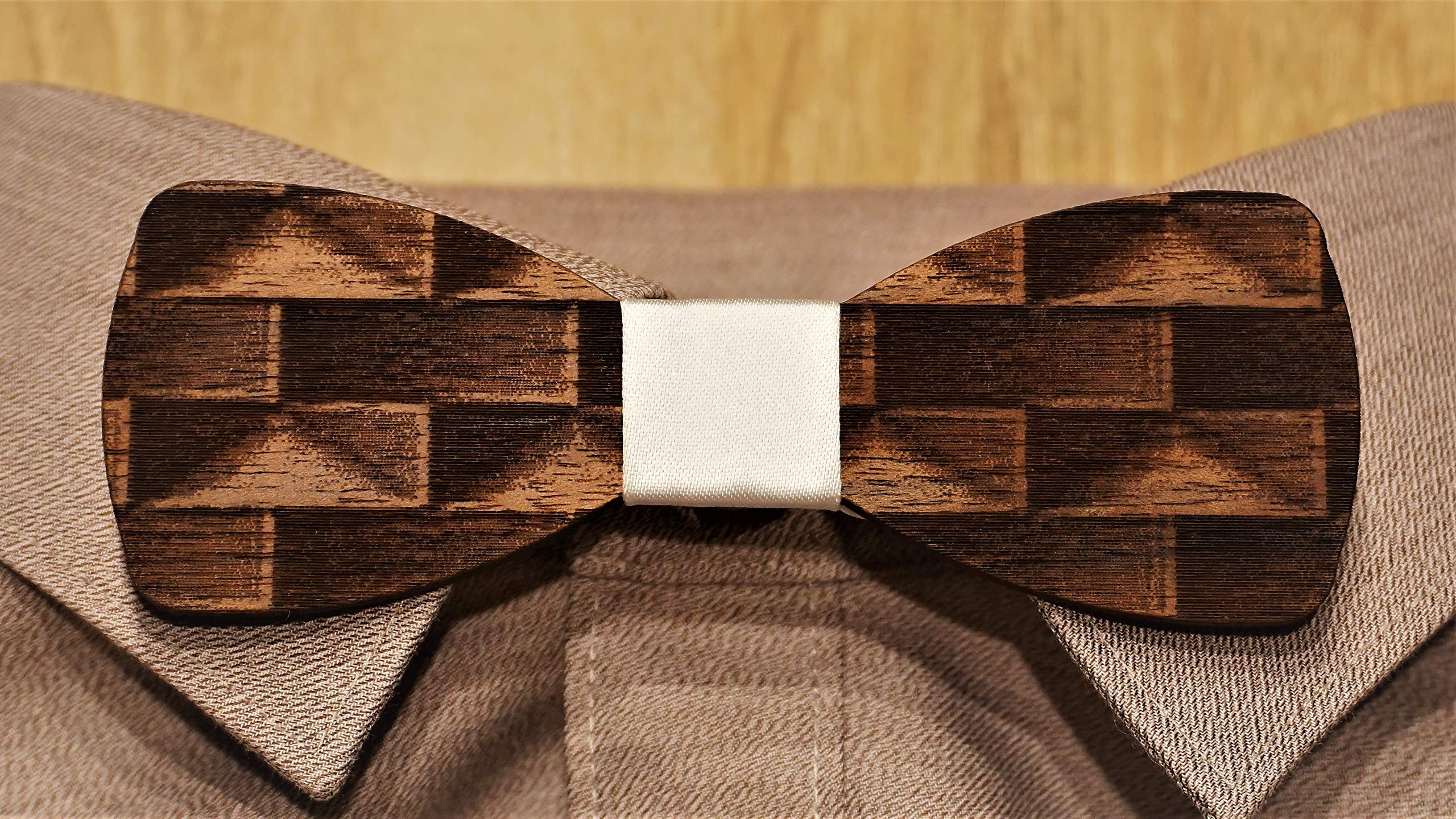 Holzfliege Männer weiß graviert Herren-Fliege mit elegantem Stoffband handgefertigt Shabby Chic Querbinder Bräutigam Accessoires