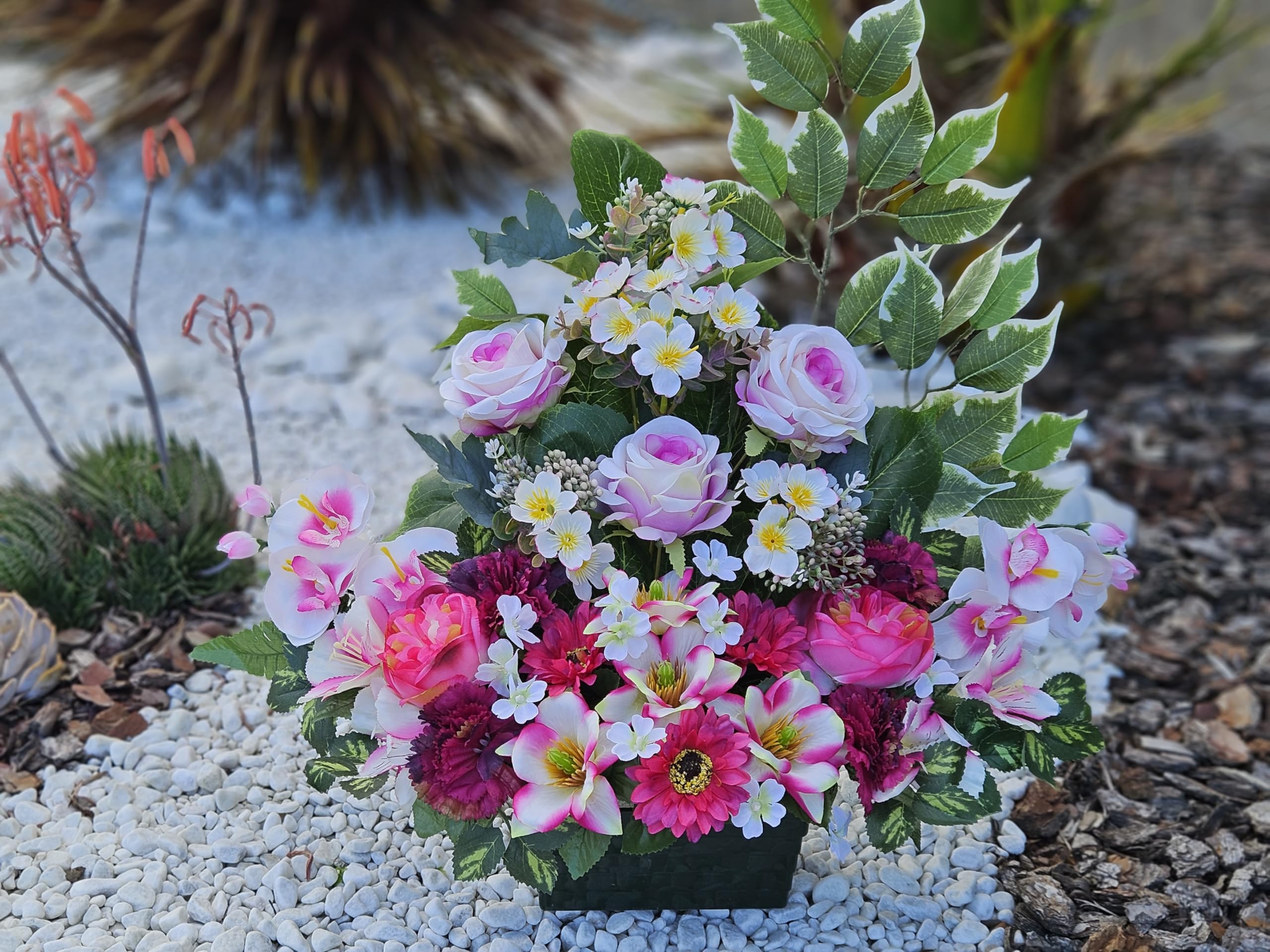 Composition de Fleurs Artificielles, Lesté Ciment Pour Une Très Bonne Tenue à L extérieur. Réalisé par Nos Soins, Fleurs de Qualité