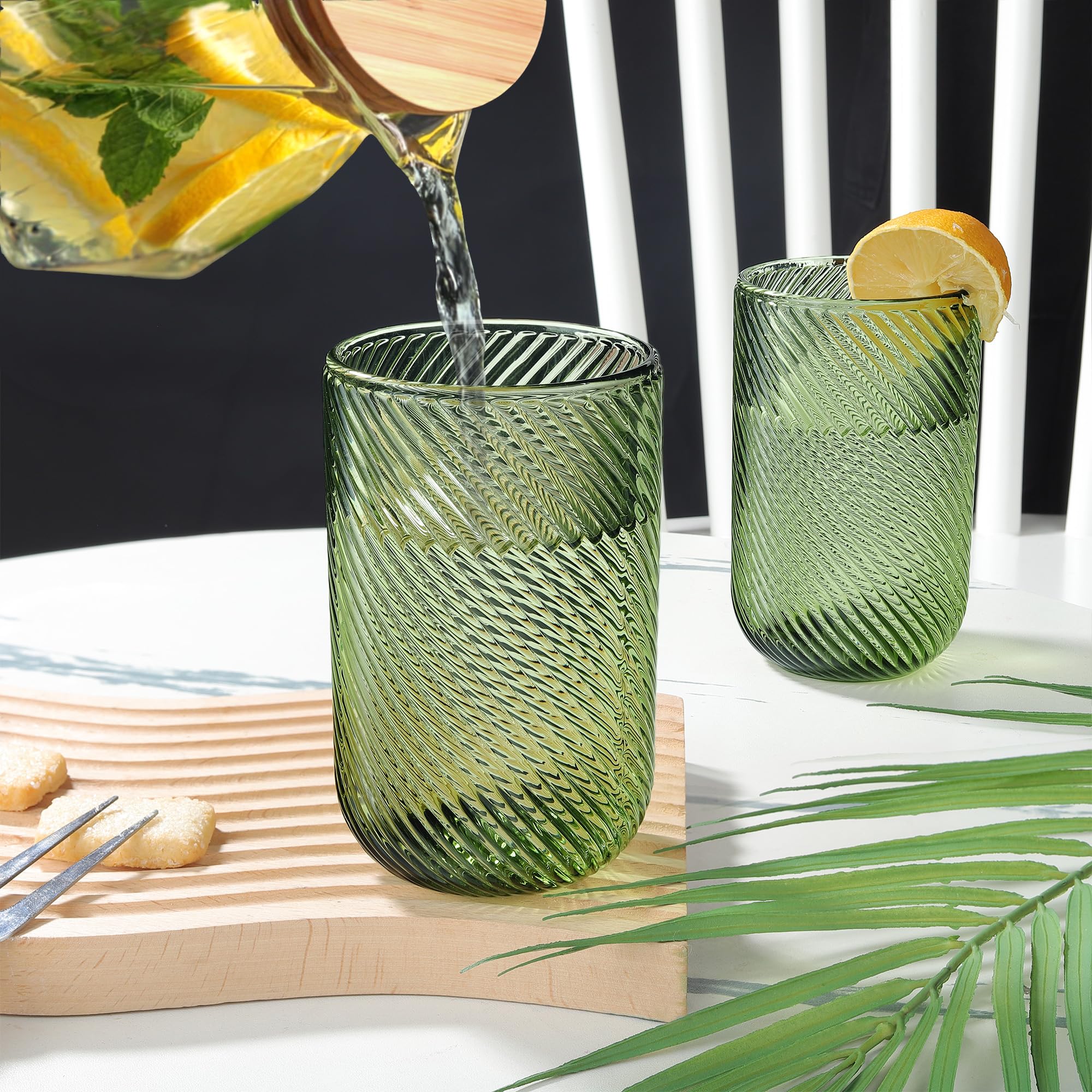 Joeyan Lot de 4 Verres à Eau Vert, 410ml Grande Verres à Jus et Soda, Moderne Verres à Boire Décoré en Strié Relief, Verre de Table Pour Whisky,Cocktail,Thé,Orangeade,Limonade, Lavable Lave-Vaisselle