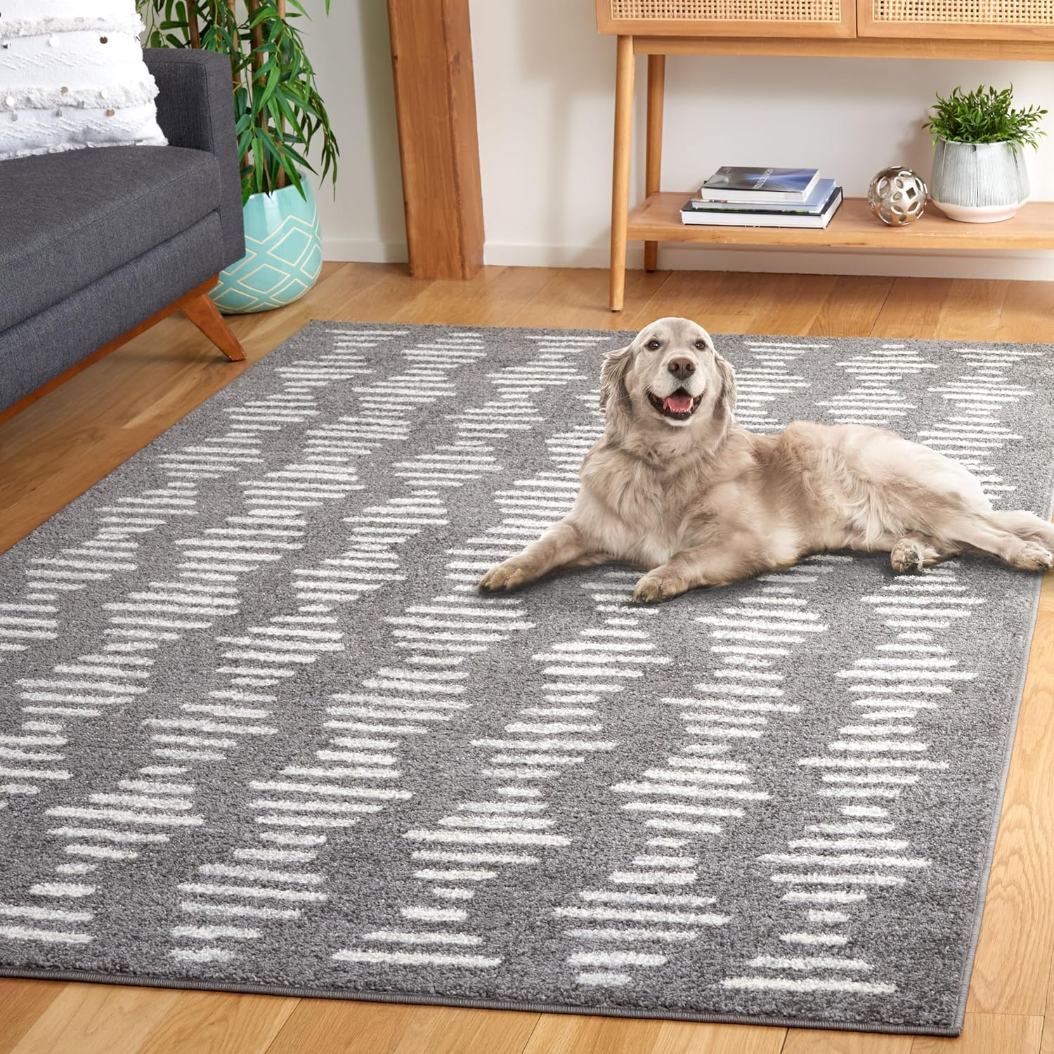 SAFAVIEH Tulum Collection Area Rug - 4'5" x 6'5", Dark Grey & Ivory, Modern Boho Design, Non-Shedding & Easy to Clean, Ideal for Living Room, Bedroom, Dining Space (TUL644H)