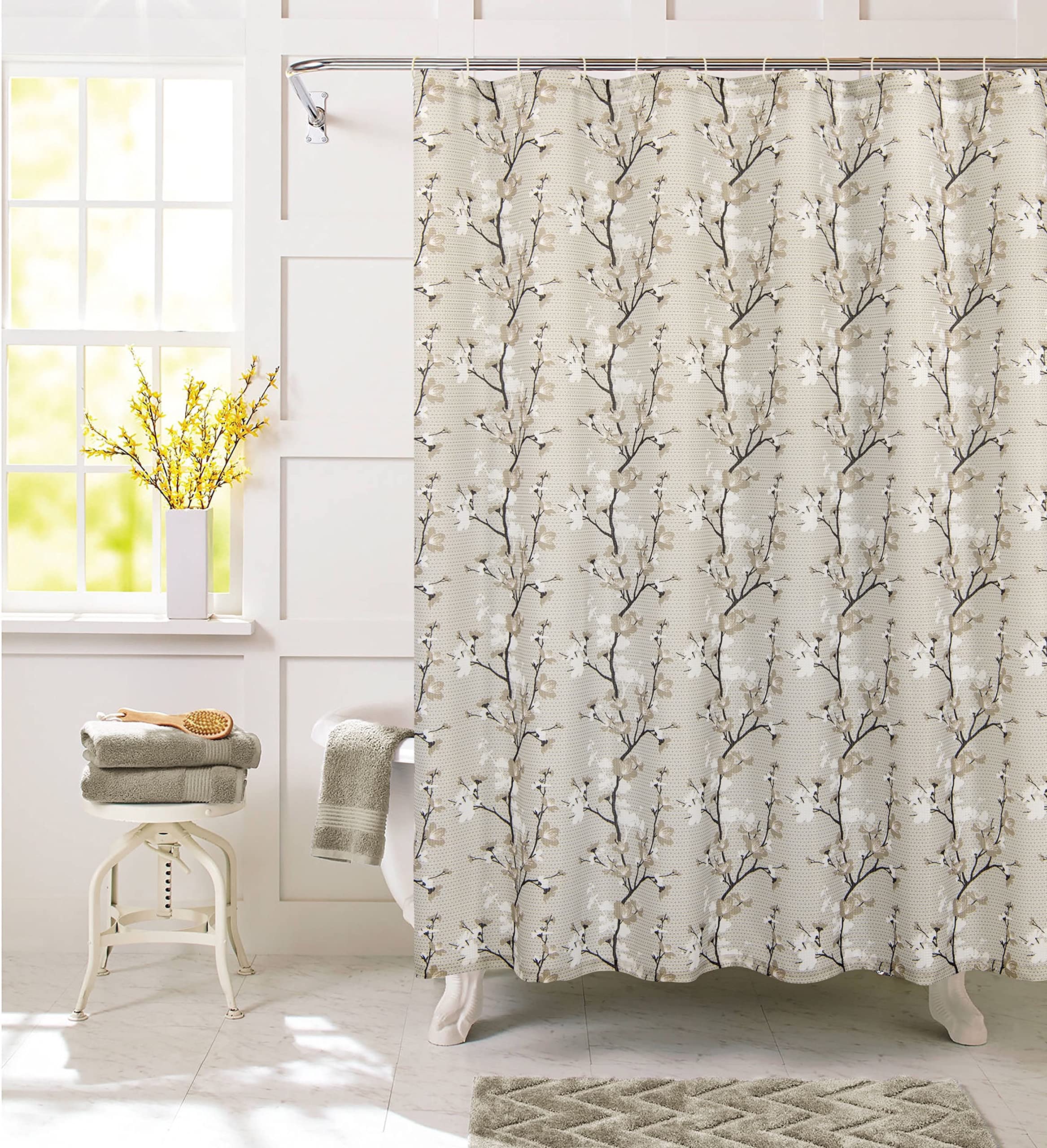 Rideau de douche en tissu beige idéal pour créer une ambiance spa chez soi