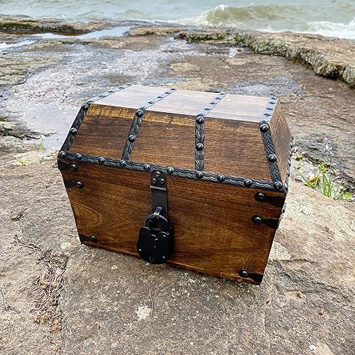 Miniatura 8 de Nautical Cove Cofre del tesoro pirata angular hecho de madera maciza con remaches decorativos (mediano 11 x 7 x 8 pulgadas), cerradura de hierro y