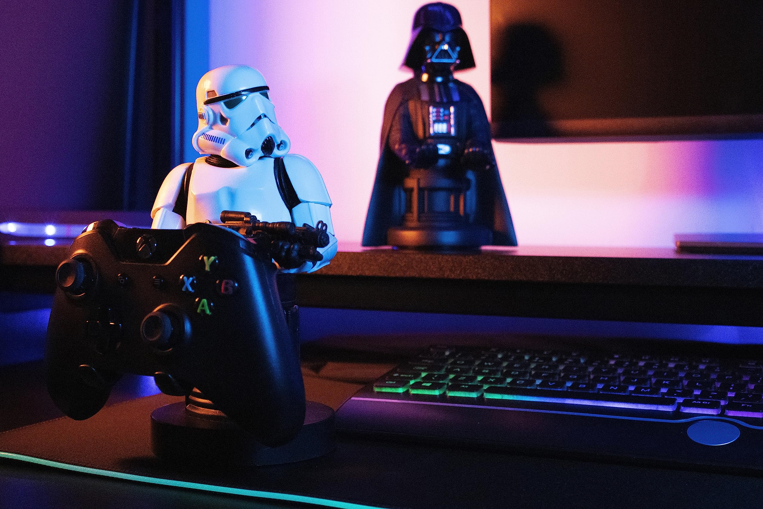 Cableguys Star Wars Imperial Stormtrooper Support Manette et Porte Telephone - Gaming Accessoire et Figurine pour Bureau et Gamer Setup, Compatible avec Xbox, PlayStation et la Plupart des Manettes