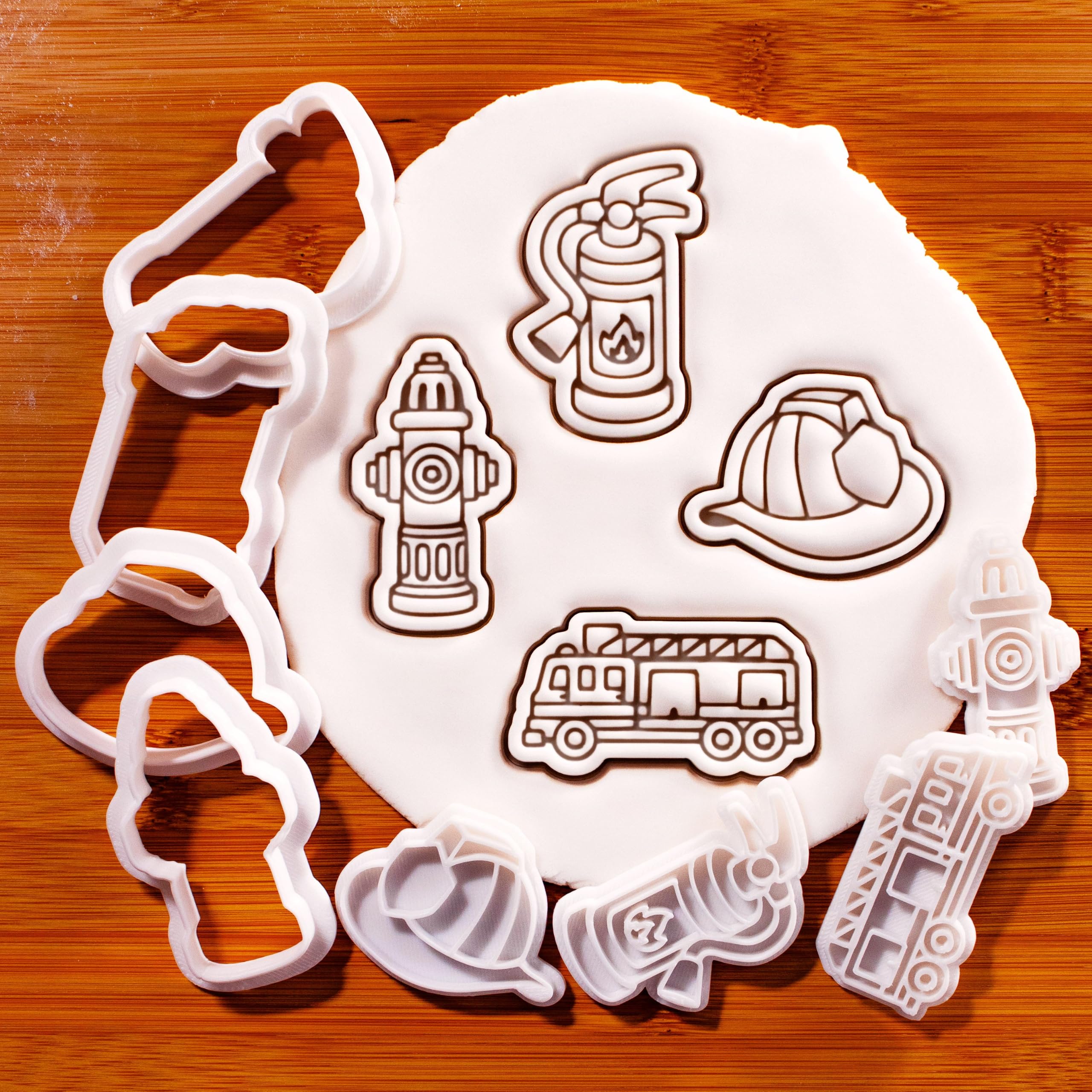BAKERLOGY Lot de 4 Mini Emporte-pièces & Tampons Pompier – Borne Incendie, Camion de Pompiers, Casque et Extincteur pour Fondant, Biscuits, Sablés, Fête des Pompiers & Secours d’Urgence
