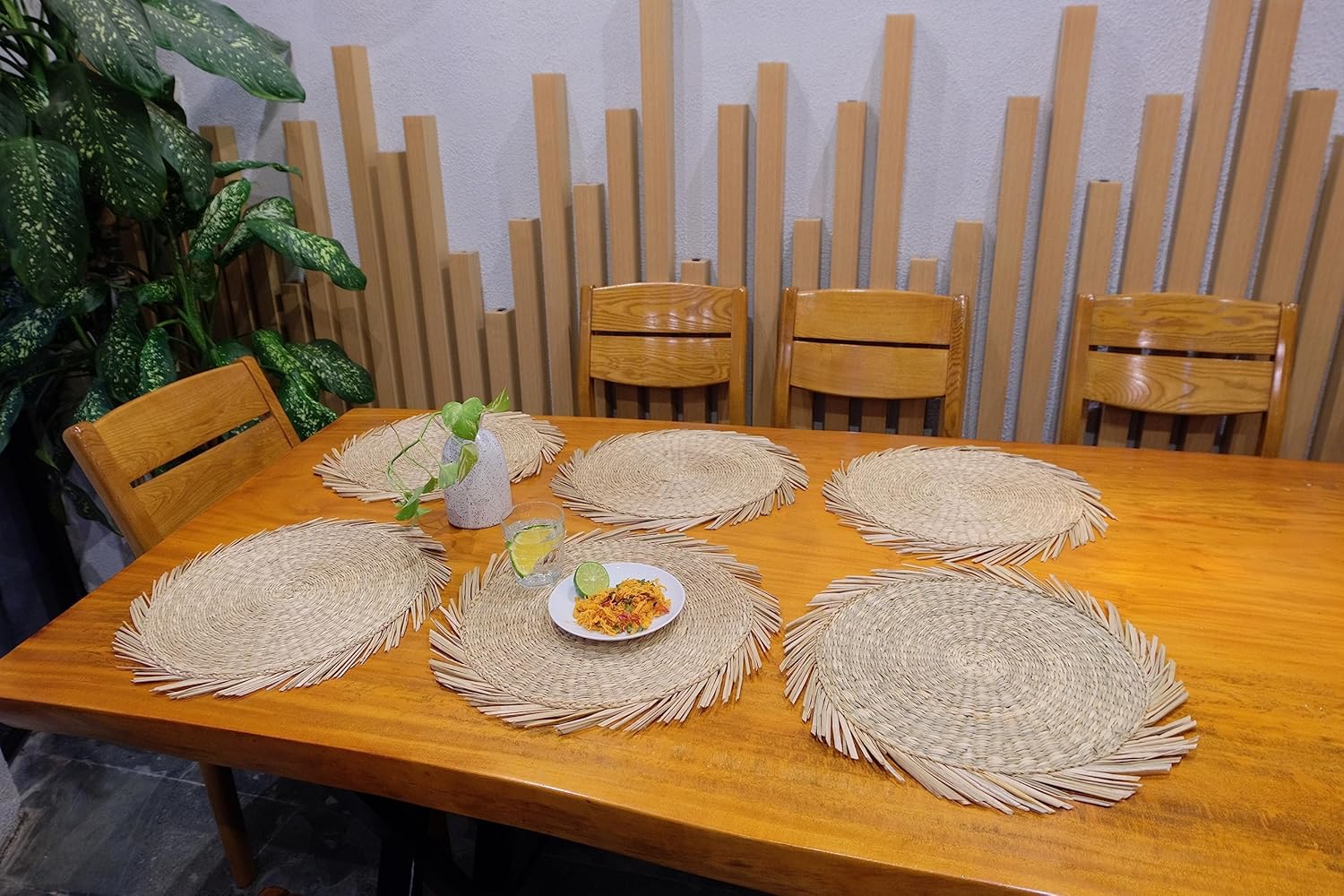 Set of 6 Oversized Round Seagrass Placemat, 13 Inches Outer Round, No-Slip Natural Heat Resistant Mats for TableWoven Table Mats, Round Stylish Decorative Placement for Dining Table