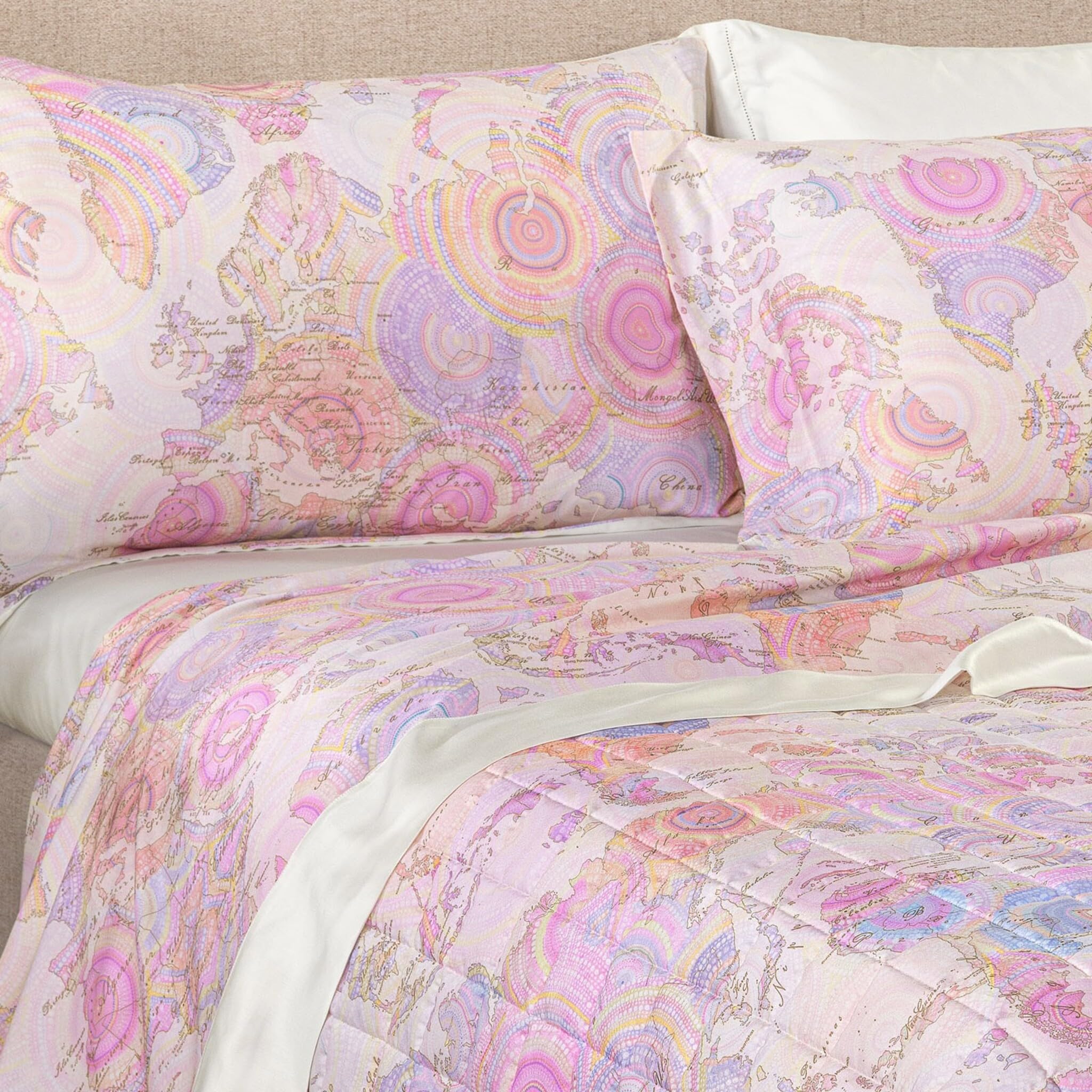 Completo Lenzuola Matrimoniale in Raso di Cotone Alviero Martini 1A Classe Geo Art – Set Letto 250x290, Sotto con Angoli 180x200 h28, 2 Federe 50x80 a 3 Volant – Made in Italy