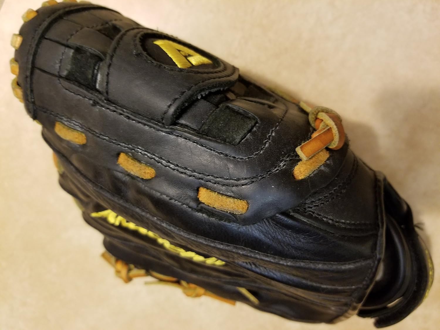 Akadema ATM92 Prodigy Series Glove (Right, 11.5-Inch)