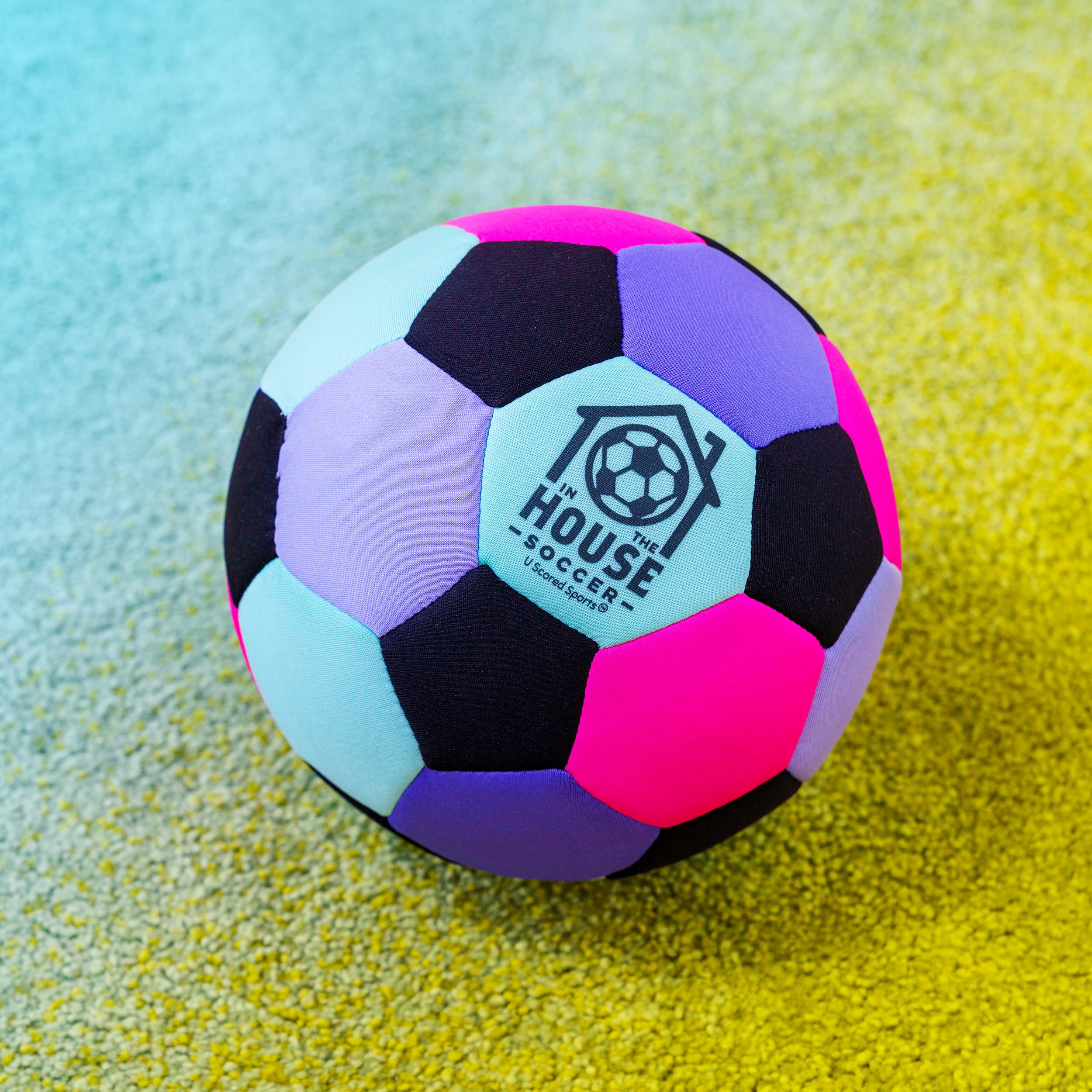 in The House - Balón de fútbol acolchado tamaño 4 para interiores para niñas (a partir de 3 años), niños (a partir de 3 años) y adultos - Lleva la práctica de fútbol a casa - Perfecto