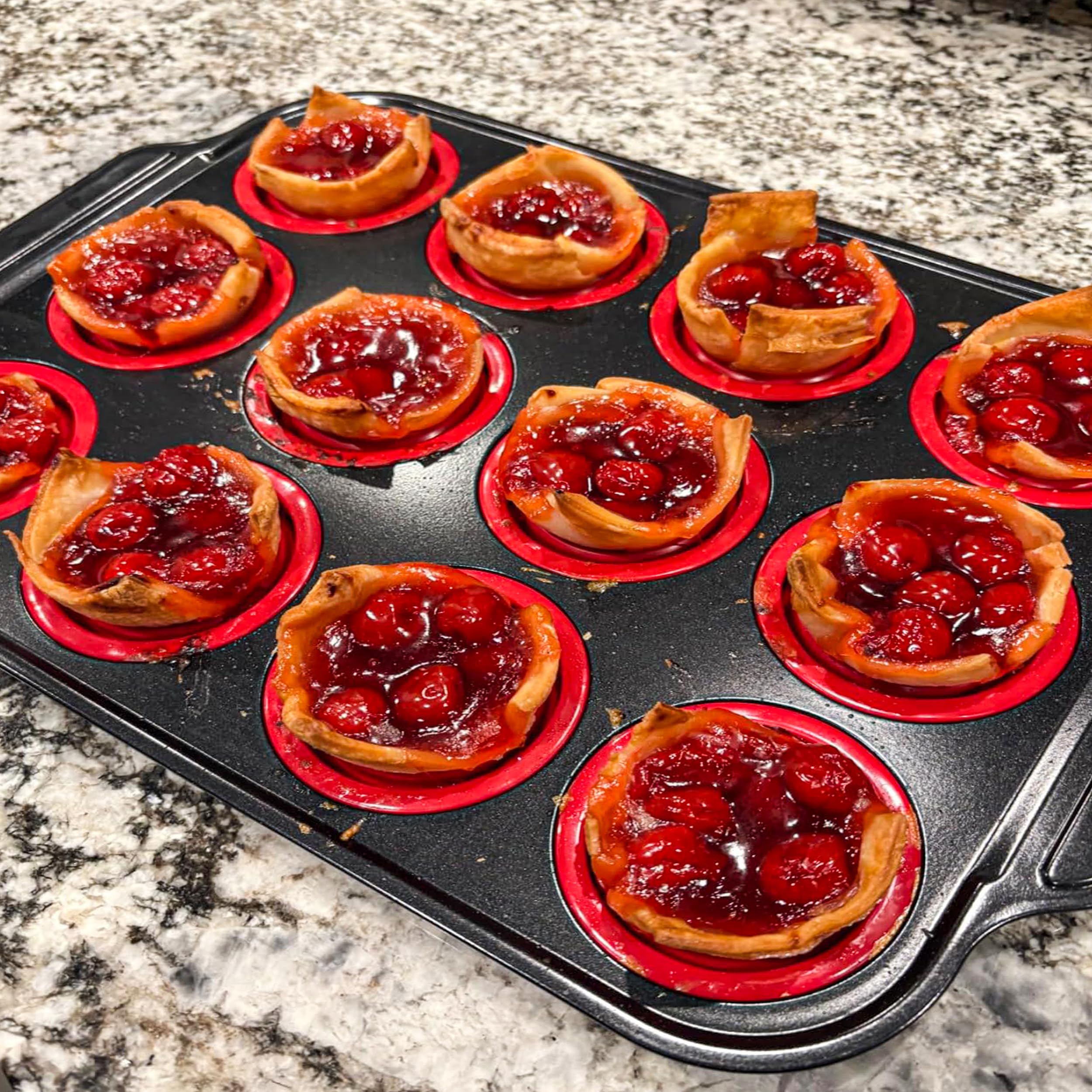 2024 Silikon-Muffinform, roter Metallrahmen, Muffinform, Eierbissen, Cupcake-Form, ofen- und spülmaschinenfest, Mini-Muffinformen zum Backen, antihaftbeschichtet, 12 Stück