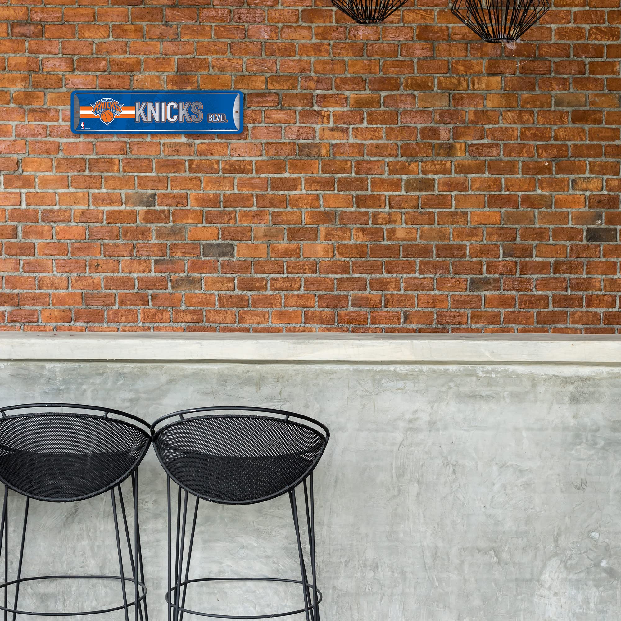 Rico Industries NBA New York Knicks Home Decor metalowy znak uliczny (10 x 38 cm) - idealny do domu, biura, sypialni i męskiej jaskini - wykonany