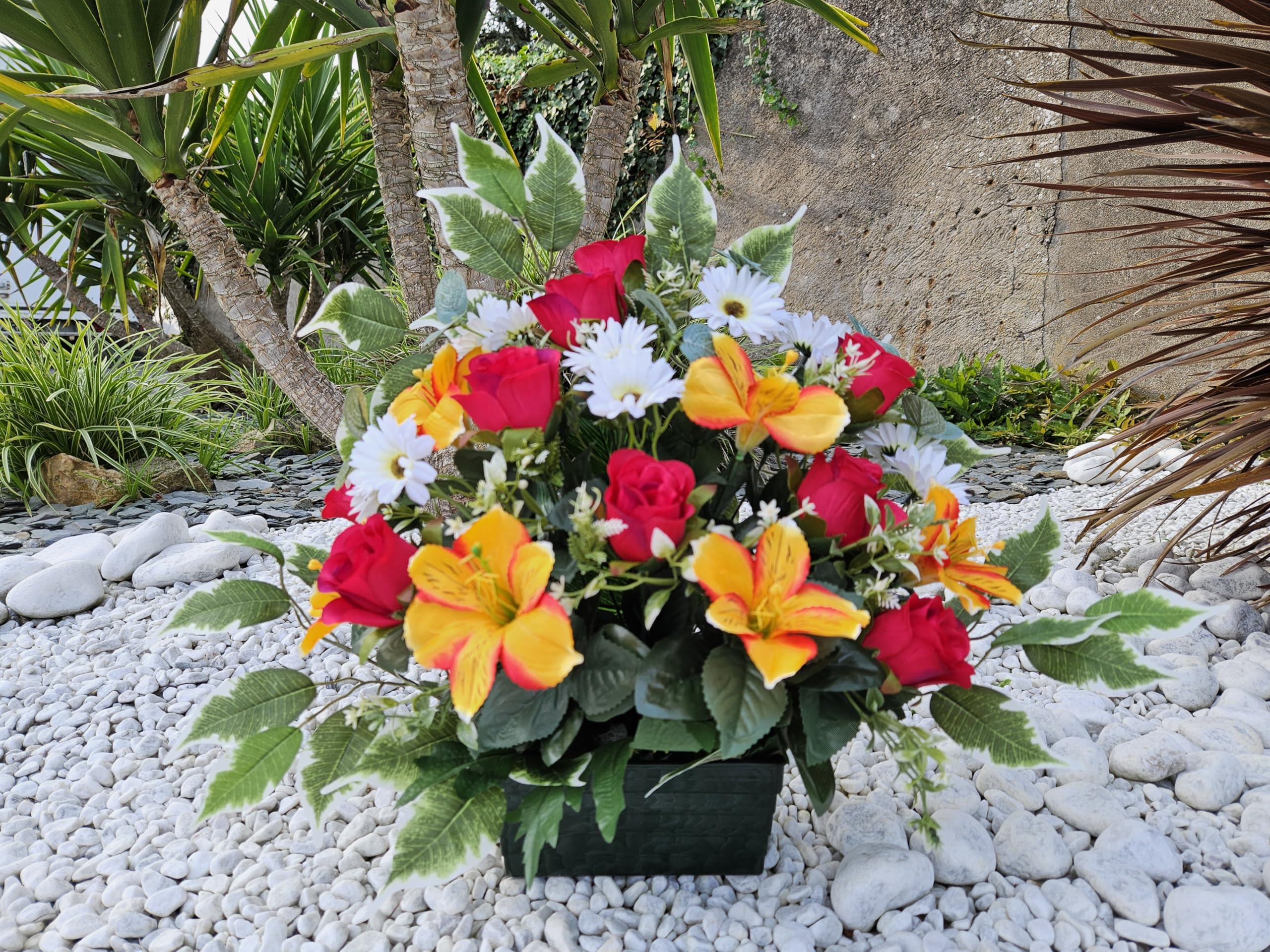 Composition de Fleurs artificielles, lesté Totalement Ciment en jardinière, pour cimetière. Réalisé par nos Soins, Produit apprécié dans nos Villes, Fleurs de très Bonne qualité.