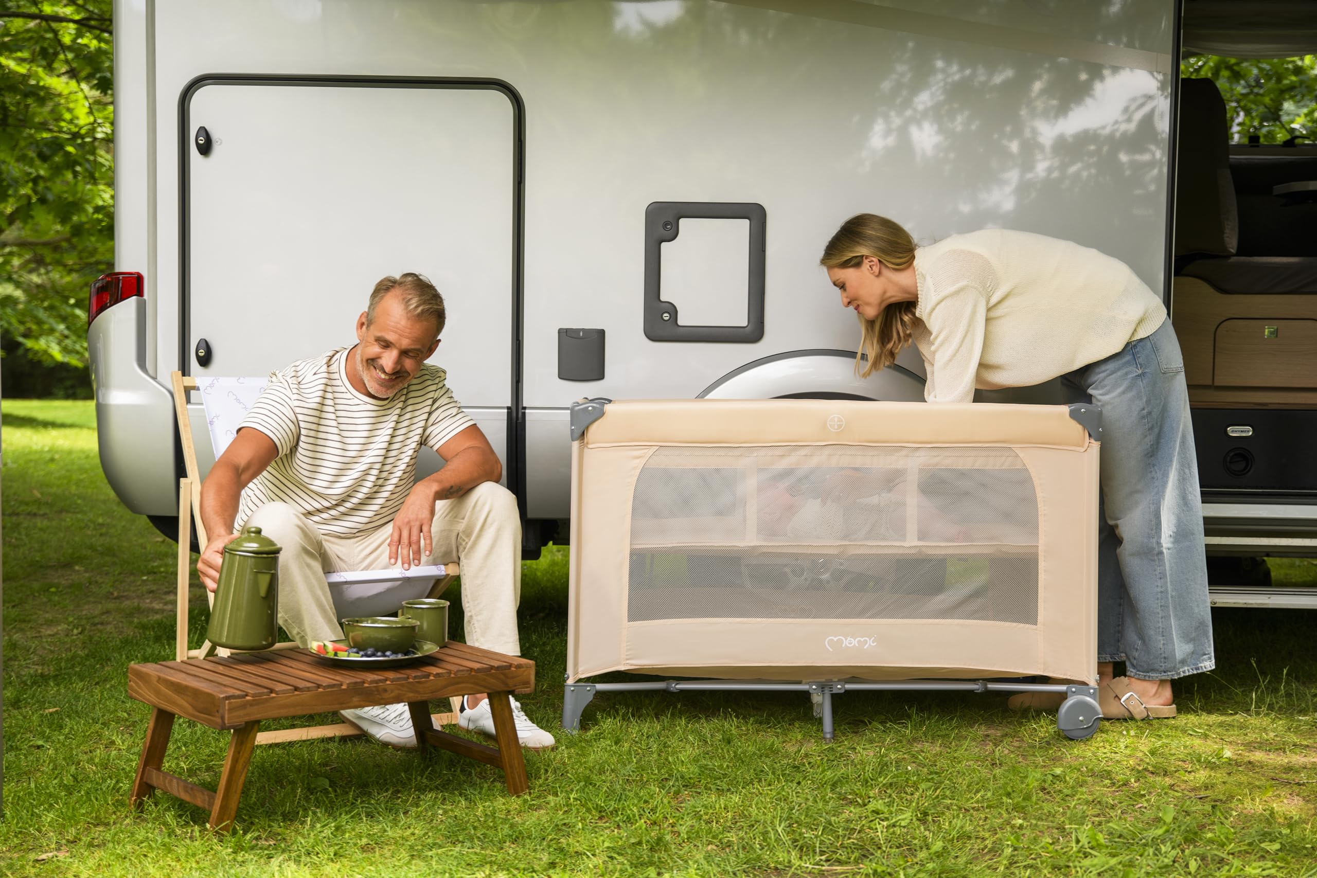 Momi Lettino da viaggio BELOVE PLUS 2 in 1, pieghevole, 2 posizioni per neonati fino a 9 kg e bambini fino a 15 kg, con materasso, arco con giocattoli, fasciatoio e borsa per il trasporto