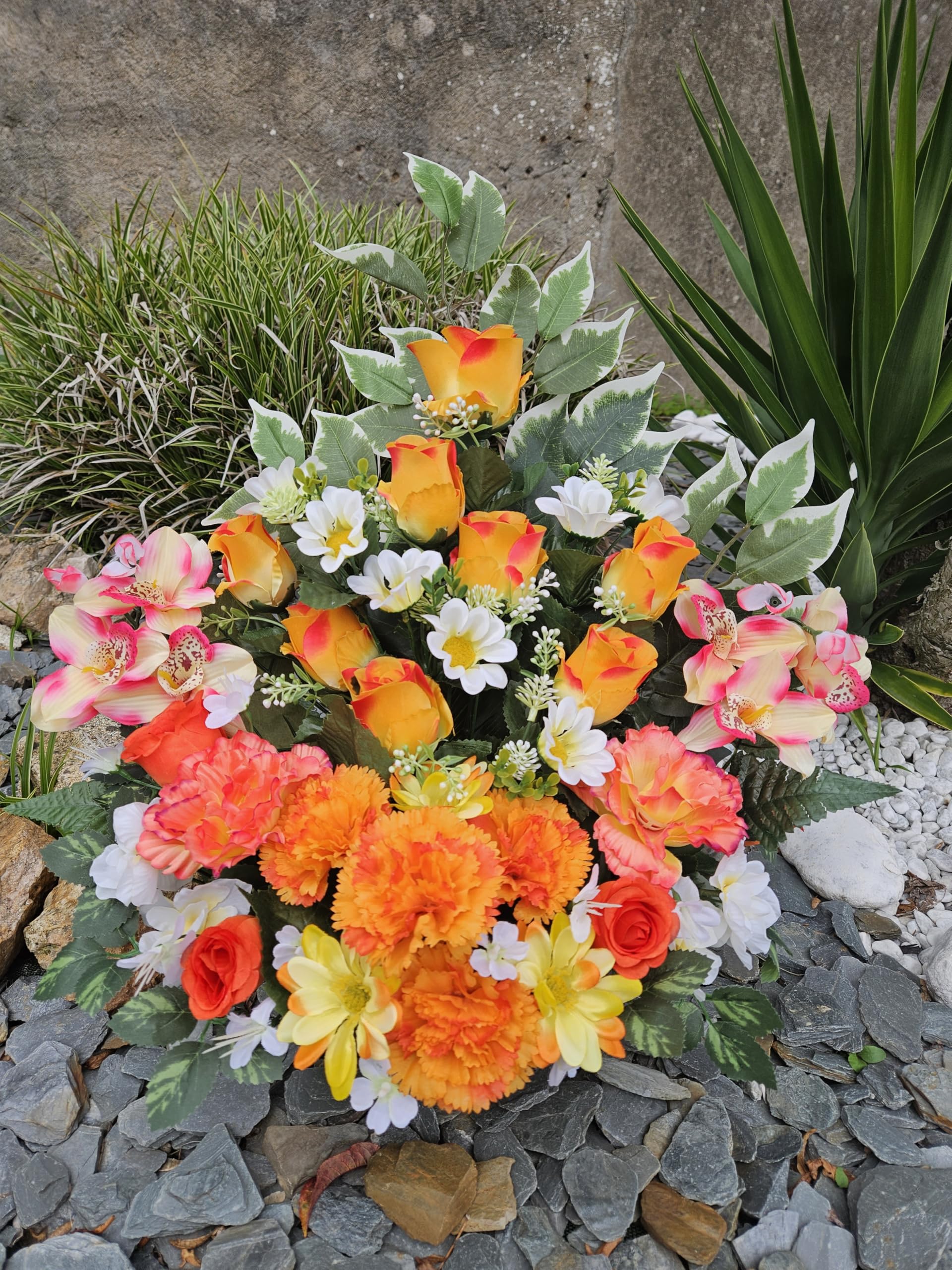 Composition de Fleurs Artificielles Lesté Ciment pour Une Parfaite Tenue à L' Extérieur. Réalisé par nos Soins, Fleurs de Qualité.