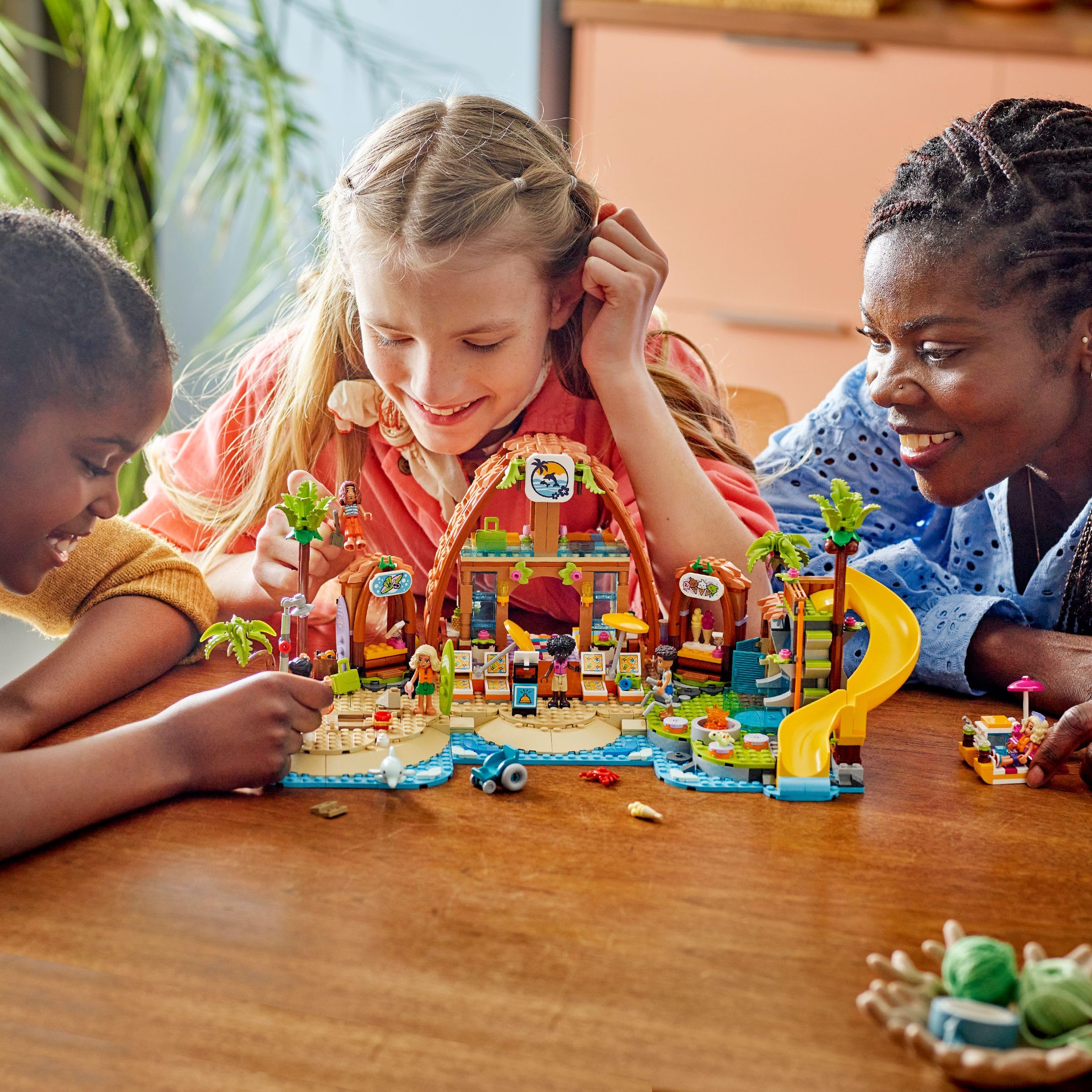 LEGO Friends Hotel de Vacaciones Familiares en la Playa - Juguete con 6 Mini Muñecas, Figuras de Animales (Tortuga y Delfín), Heladería y Accesorios - Regalo para Niñas de 8+ Años 42673