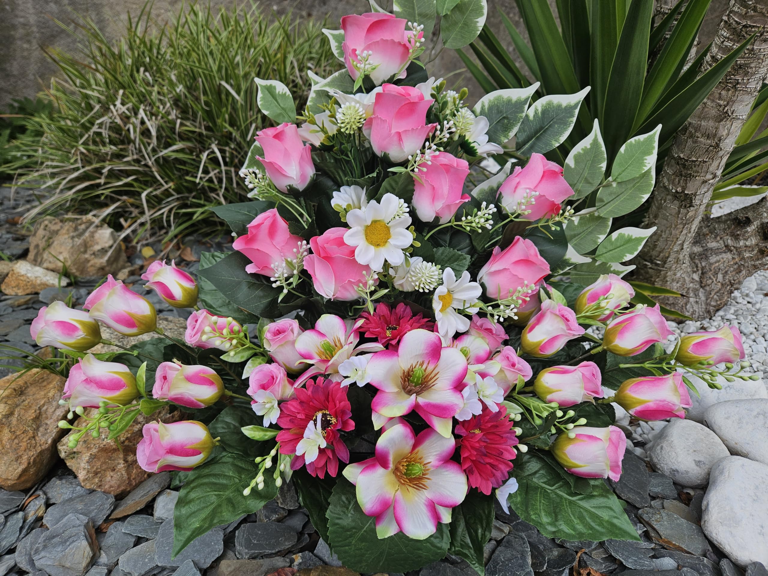 Composition de Fleurs Artificielles Lesté Ciment, pour Une Parfaite Tenue à L' Extérieur. Réalisé par nos Soins. Fleurs de Qualité.