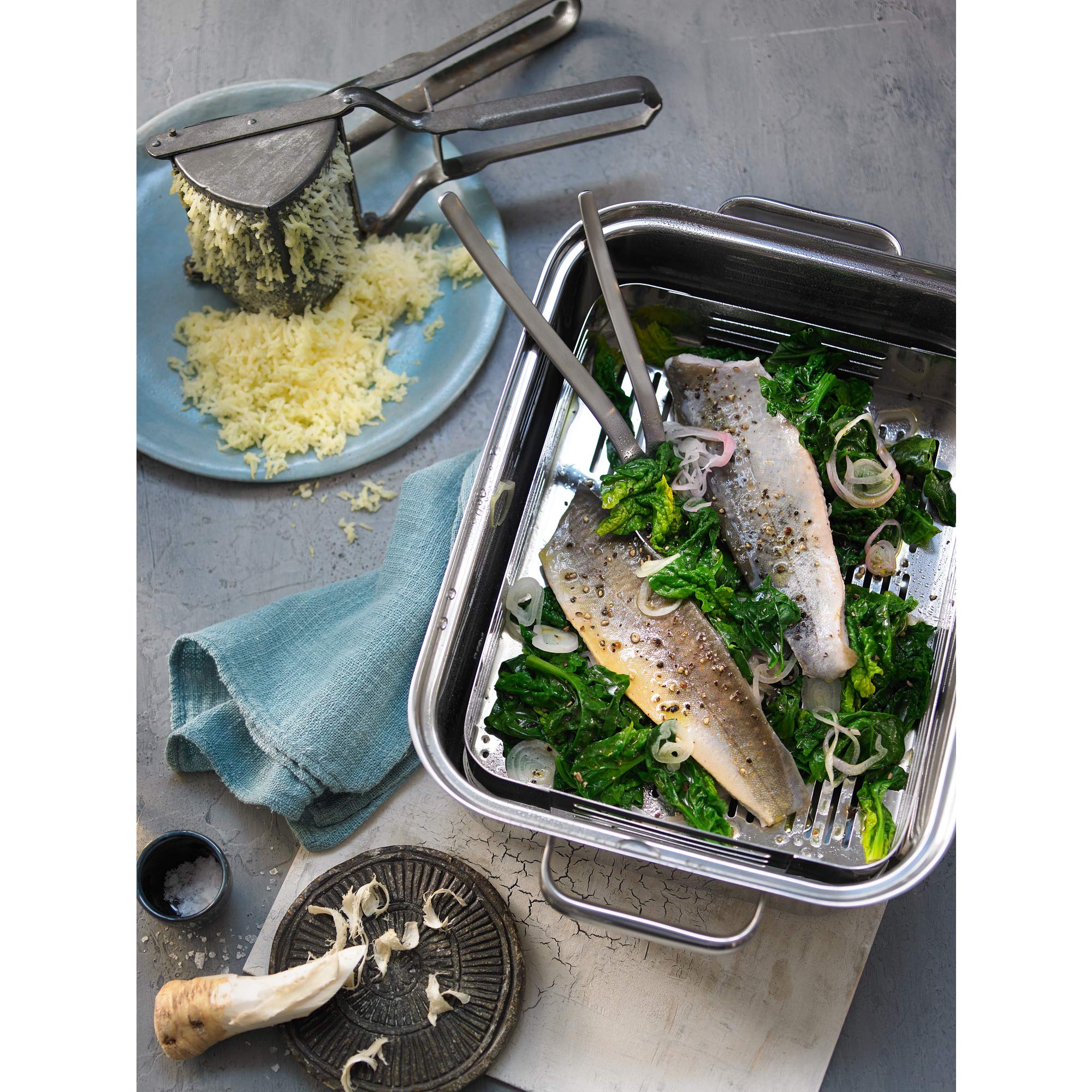 WMF Vitalis Aroma - Pentola a vapore, a induzione, 41 x 27 x 10 cm, teglia da 6,5 l, pinza da servizio, coperchio in vetro, bordo in silicone, termometro, casseruola in acciaio inox Cromargan non