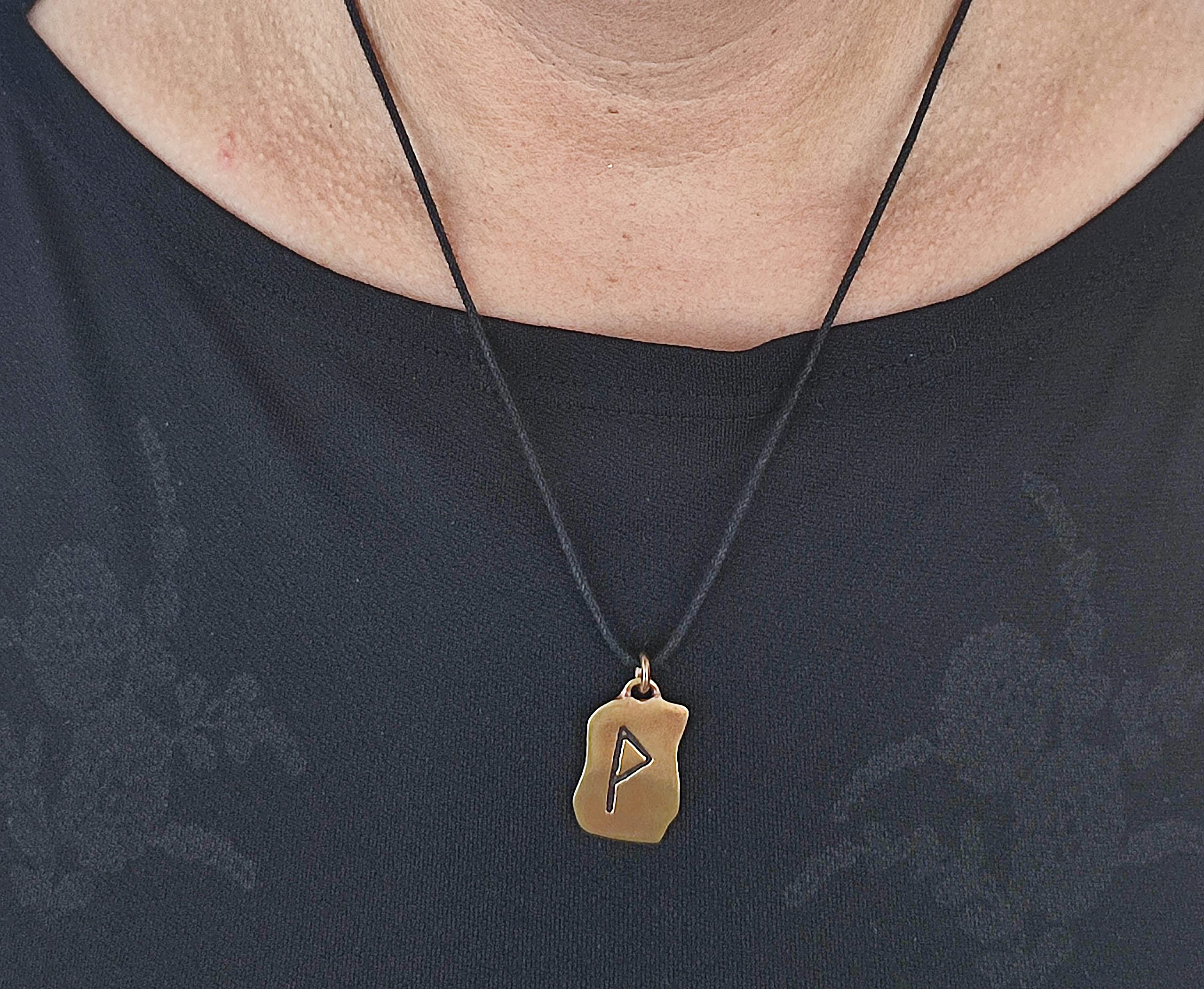Kiss of Leather - Colgante de Bronce con diseño de runas