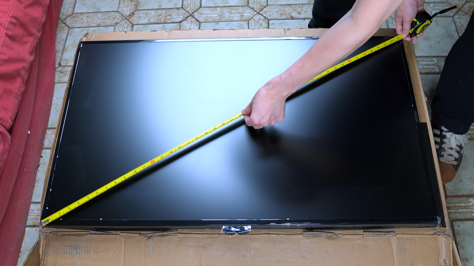 Watch LG 43UN700-B 43 Inch Class UHD IPS Display Unboxing on 