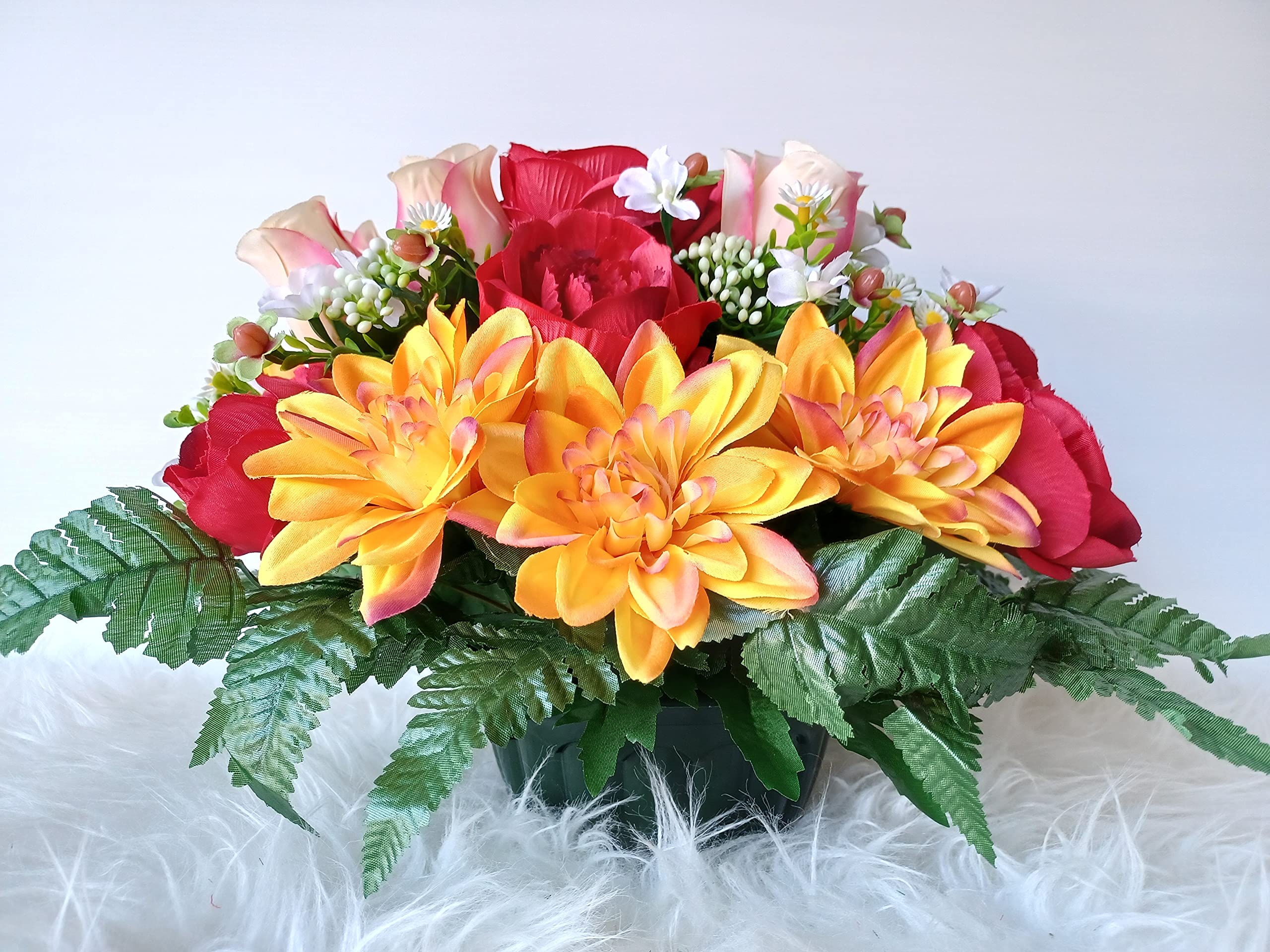 Roselynexpress Composition de Fleurs Artificielles Lesté Ciment pour Une Parfaite Tenue à L' Extérieur. Réalisé par Nos Soins, Les Fleurs sont Aussi de Très Bonne Qualité.