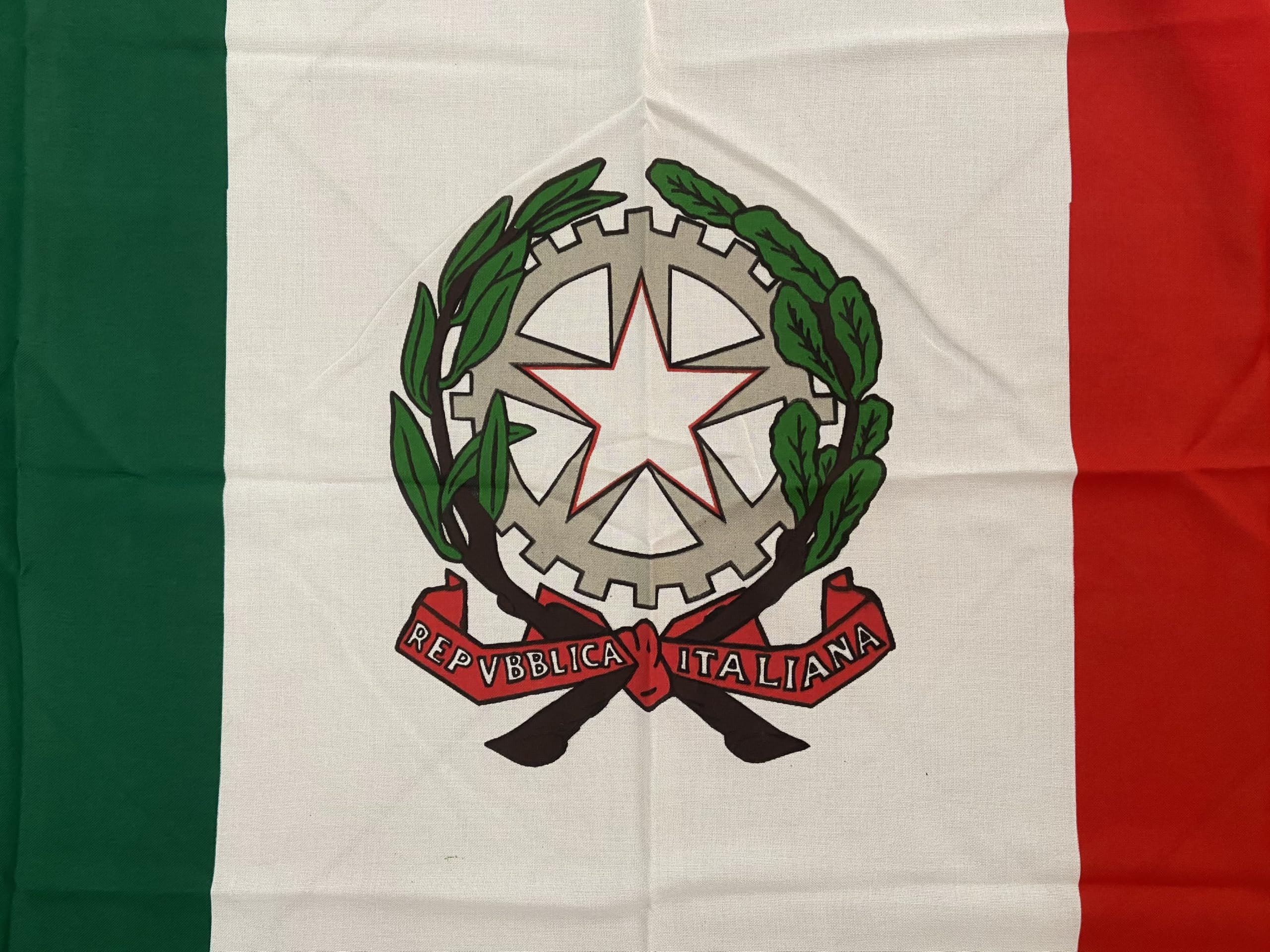 NS Bandiere Bandiera Italiana Tricolore Stemma Repubblica cm 100X150 [Tessuto A Scelta] Nautico di 130gr. m² o Stamina di 220gr. m² (Stamina 220gr. m²)