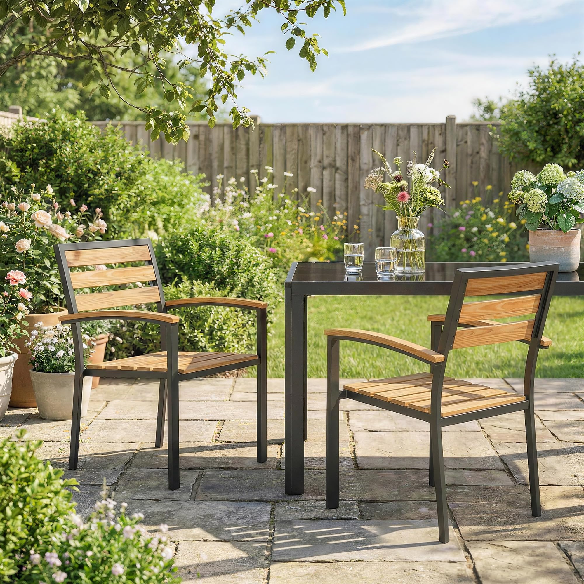 Outsunny Set 2 Sedie da Giardino Impilabili in Legno di Larice, Sedie per Pranzo da Esterno in Acciaio con Braccioli, Schienale a Doghe, per Patio Balcone Terrazza Esterno, 56x59x84 cm, Color Legno