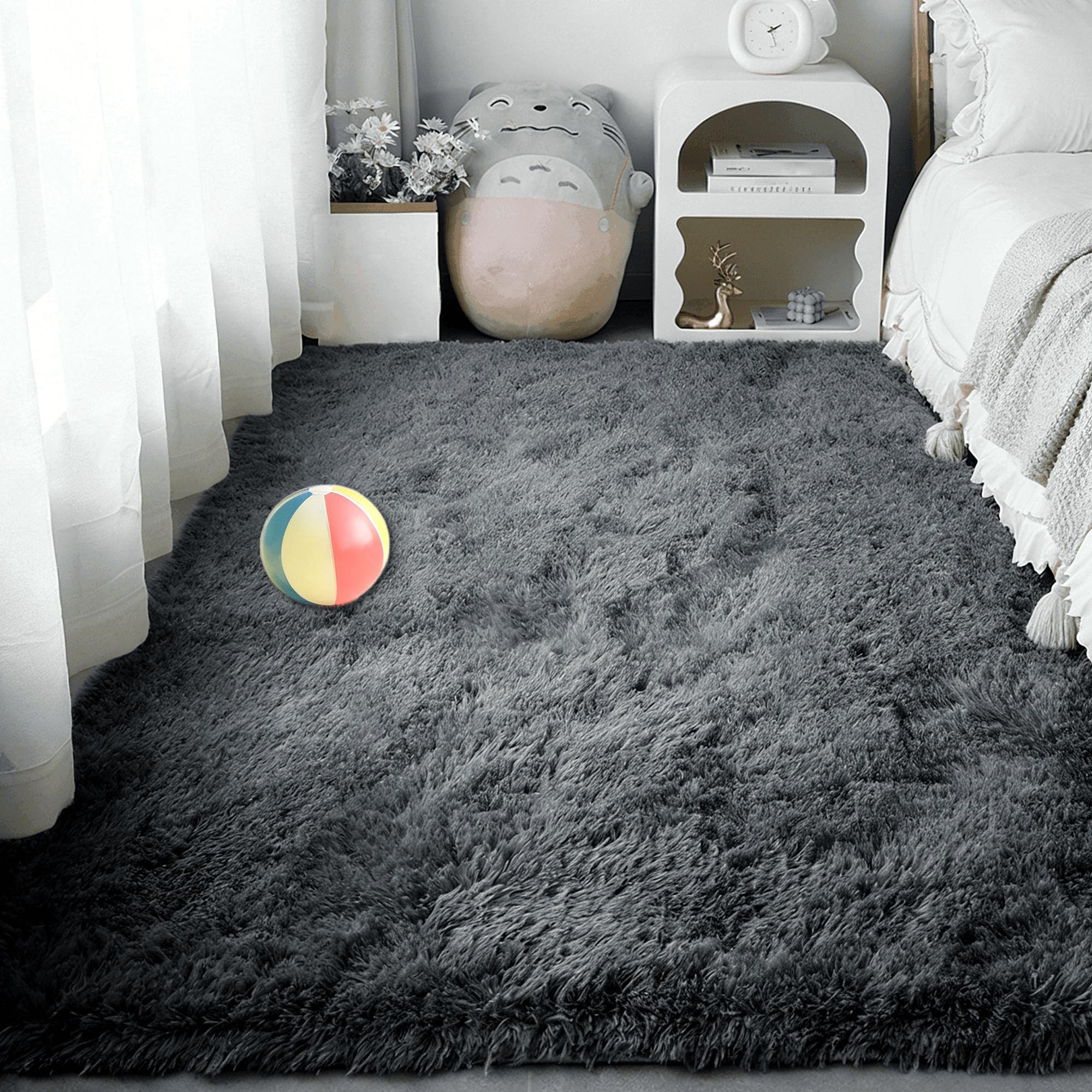Tapis de chambre doux gris foncé pour une ambiance cocooning