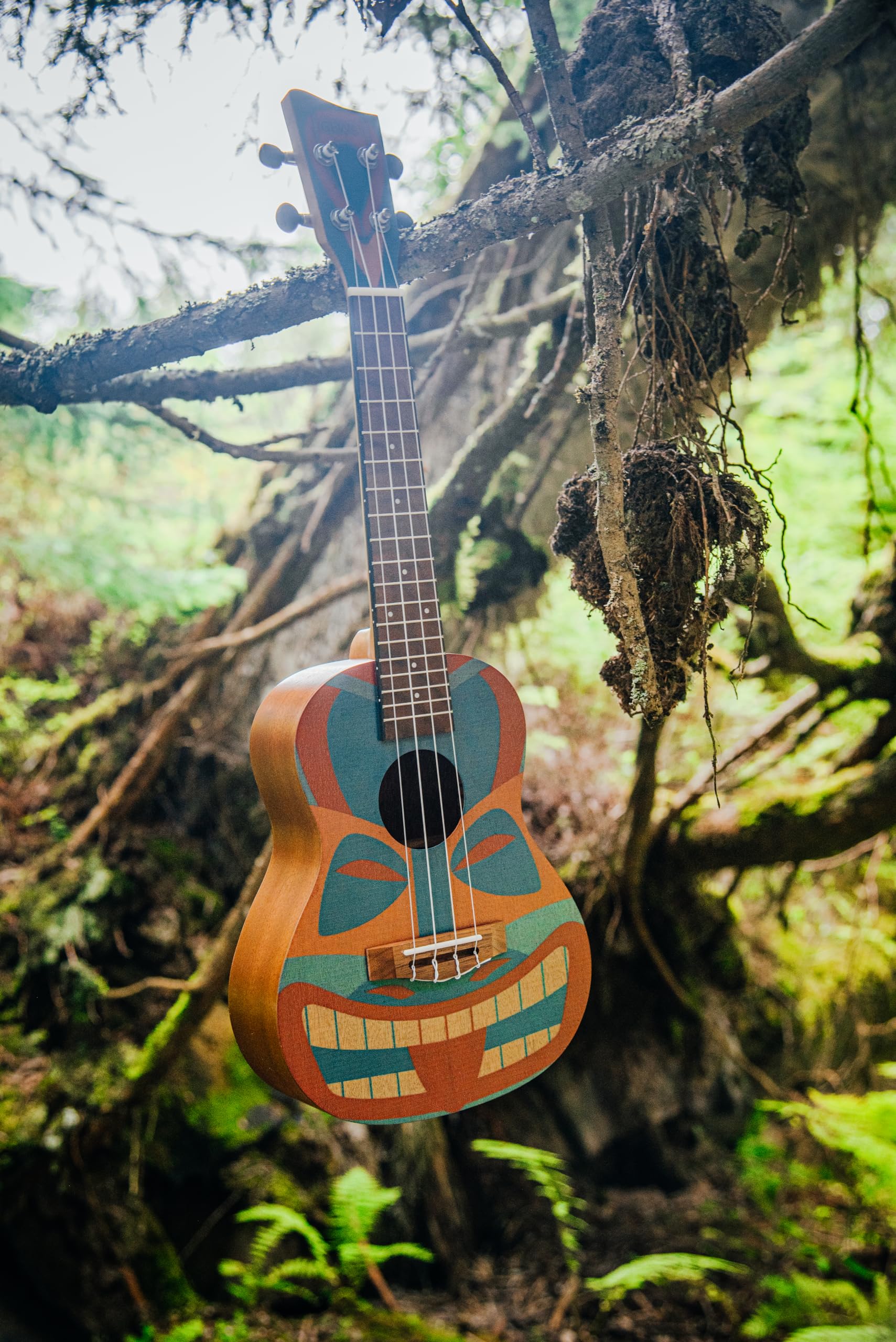 GEWA Concert Ukulele Manoa Tiki - Korpus Sapelli - Tiki Design 2 - mehrfarbig/Naturholz dunkel seidenmatt - inkl. gepolstertem Gig Bag - K-CO-TB