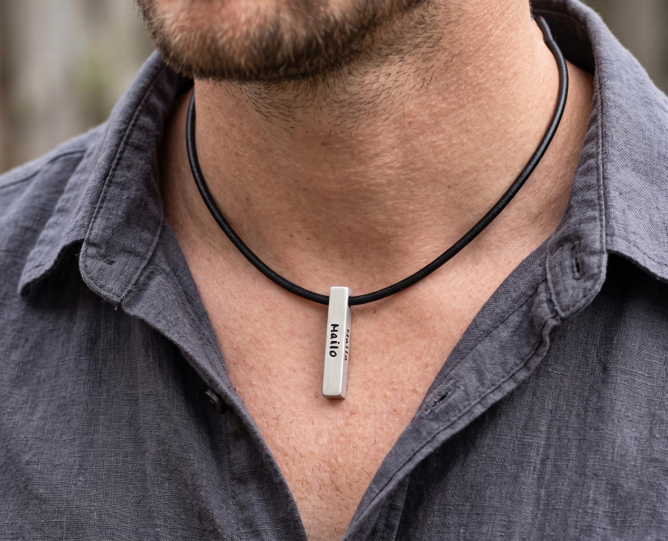 Herrenkette mit Gravur – Personalisierte Barrenkette aus Edelstahl – Inkl. Lederband geflochten – Namenskette für Männer & Väter – Handgefertigtes Schmuckgeschenk