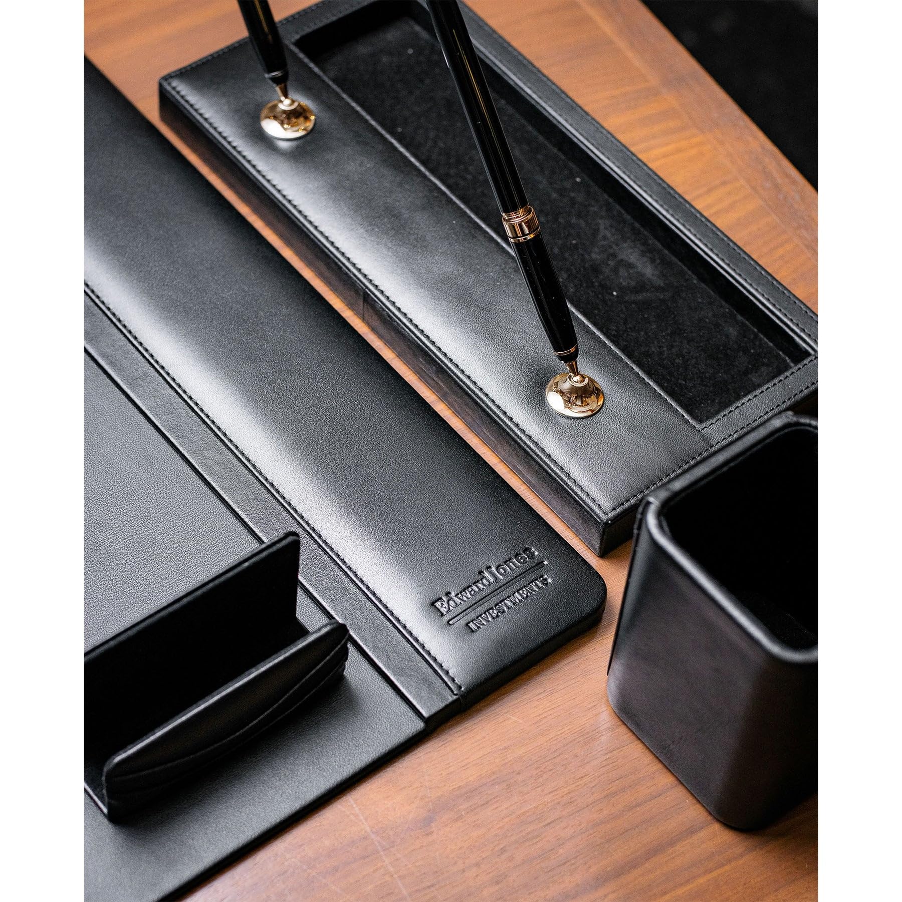 DACASSO Ensemble de bureau 5 pièces en cuir noir – Sous-main en cuir de luxe et éléments essentiels d'organisation de bureau – Organisation de bureau et décoration de bureau exécutif (noir, 5 pièces)