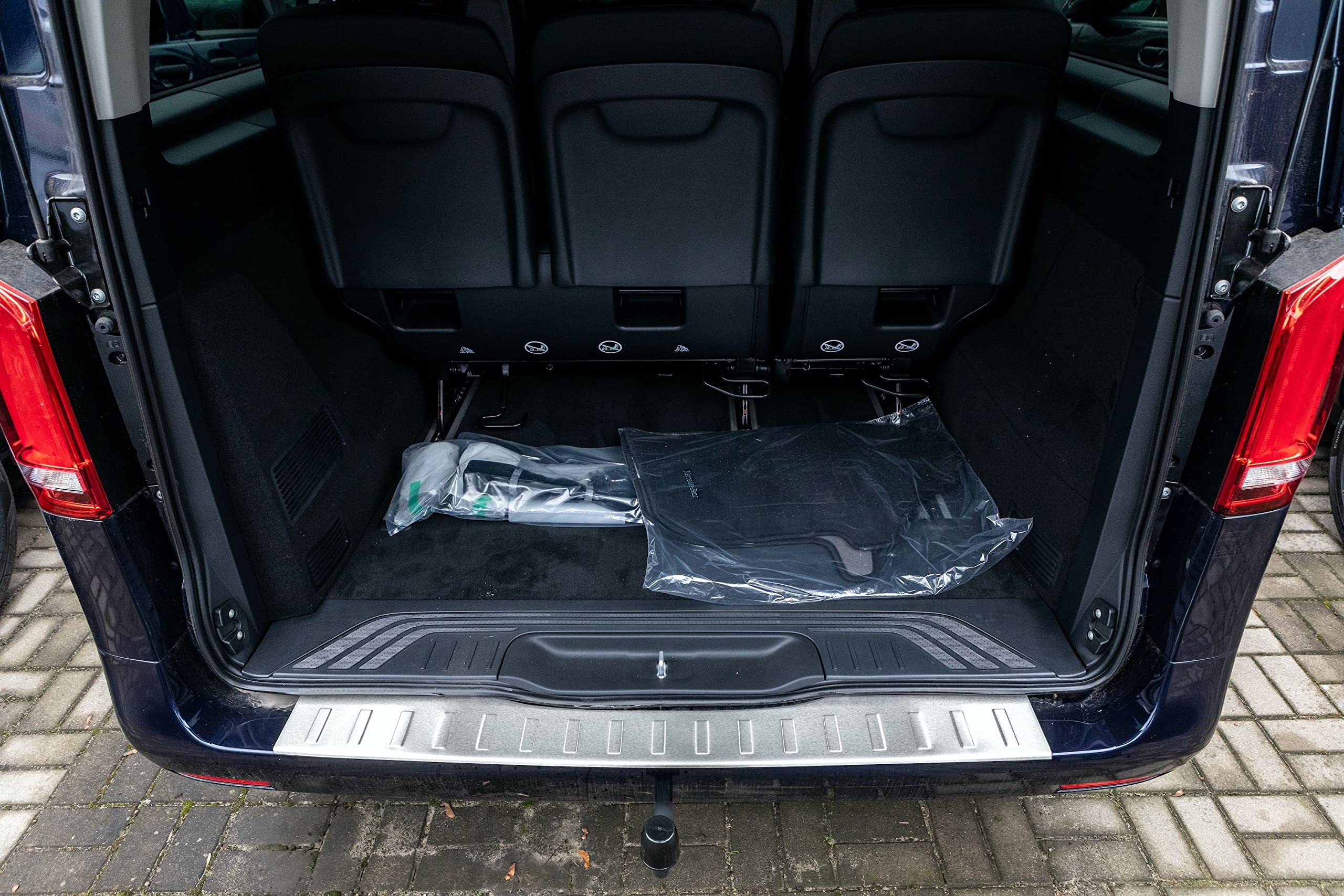 Aroba AR1150-PB Edelstahl Schwarz Pulverbeschichtet Ladekantenschutz kompatibel mit Mercedes Benz V Klasse & Vito ab BJ. 5.2014> passgenau Abkantung Farbe Schwarz