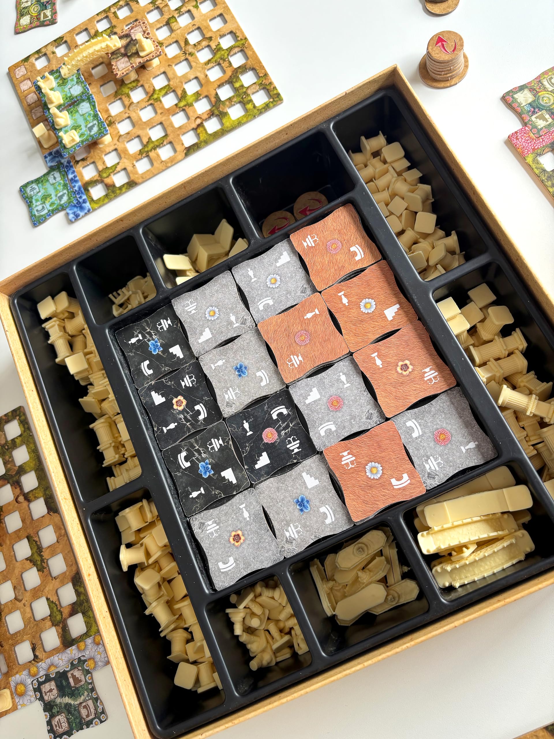 Asmodee - Babylon – Geek Attitude Games – Strategiespiel Geschichte und Architektur – 3D-Konstruktion – Familie/Inities – 8+ – 2 bis 4 Spieler – 45 Minuten – mehrsprachige Version