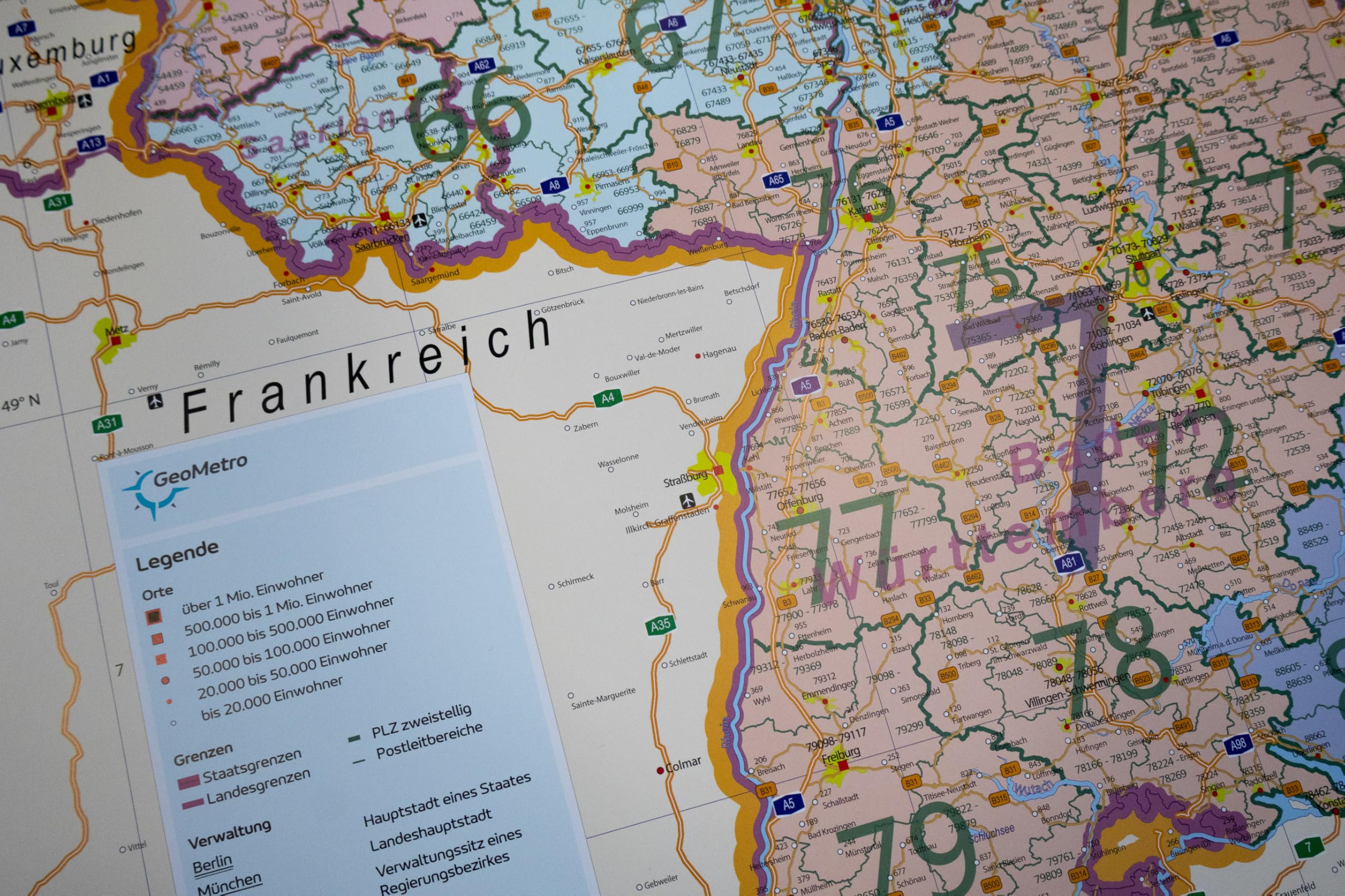 XL Postleitzahlenkarte Deutschland magnethaftend mit Metallleisten und Laminierung, beschreibbar, für Magnete geeignet, 100 cm x 142 cm