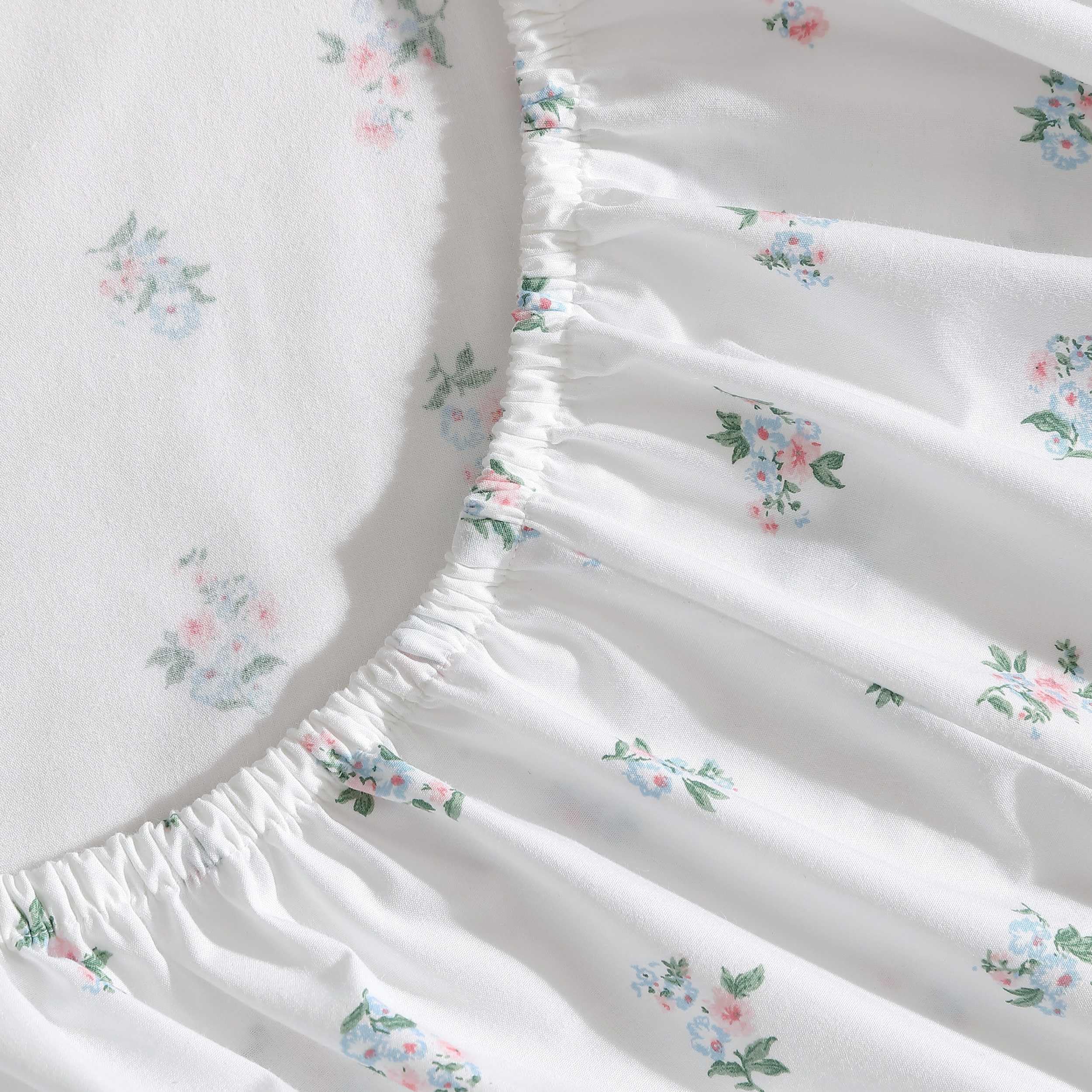 Laura Ashley - Juego de sábanas, Ropa de Cama de algodón percal Transpirable, 200 Hilos, Bolsillo Profundo, decoración Elegante para el hogar (Azul Harperette, Queen)