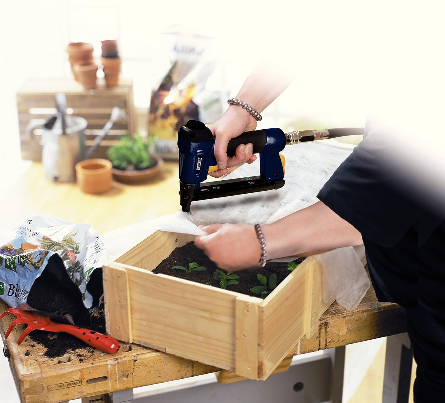 Rapid PS111 Pneumatic Stapler for No. 140 Staples, with Quick Reload, Adjustable Air Exhaust, Includes Carry Case and 300 Staples (5000052), Blue