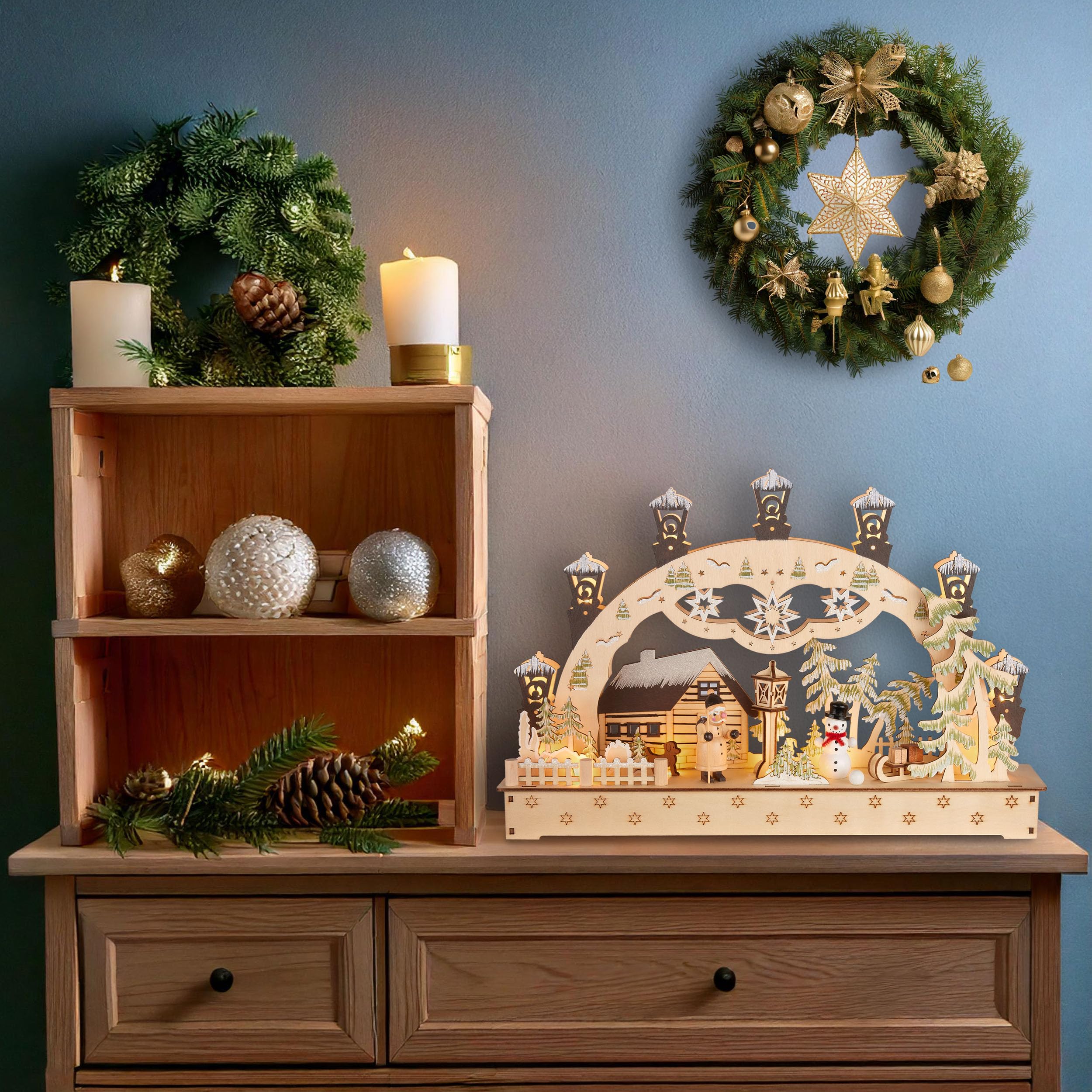 BRUBAKER 3D Lichterbogen - LED Schwibbogen - Weihnachtshaus im Wald mit Laternen - Weihnachtsbeleuchtung aus Holz Natur - 27 x 40 x 7,5 cm - Handbemalte Figuren - Weihnachtsdeko für Tisch Fenster