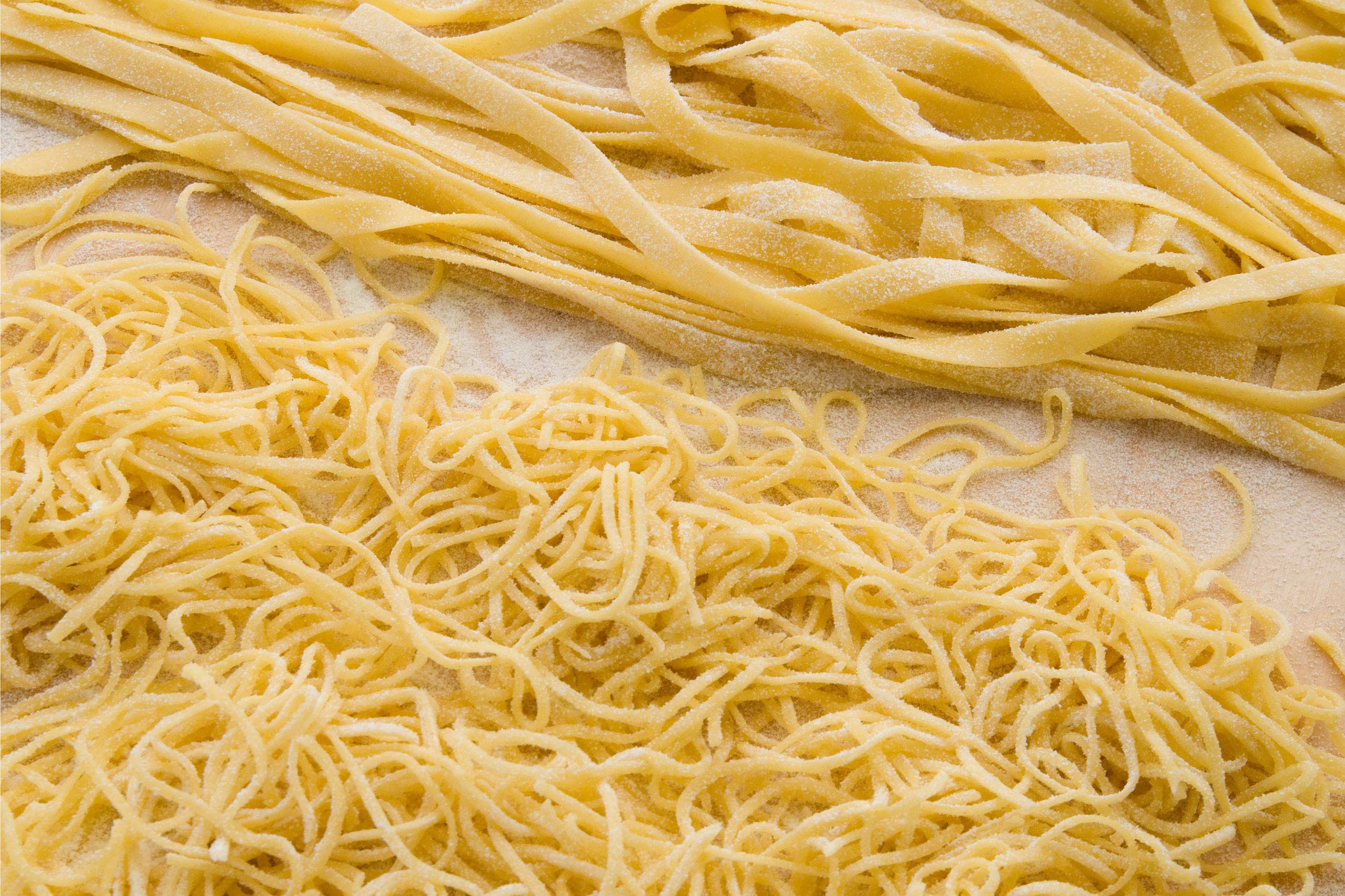 Eppicotispai Chitarra tésztavágó spagetti és fetuccine készítéshez + 32cm-es n