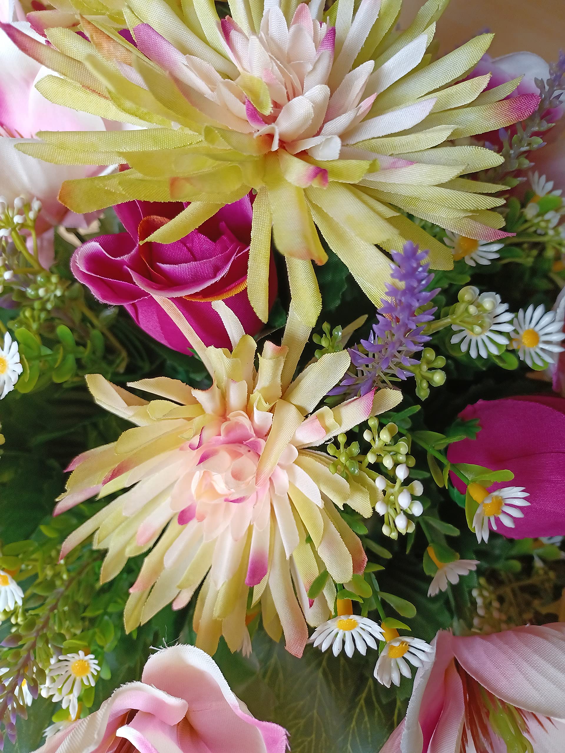 Composition de Fleurs Artificielles, Lesté Ciment pour Une Parfaite Tenue à L' Extérieur. Réalisé par nos Soins, Fleurs de Qualité.