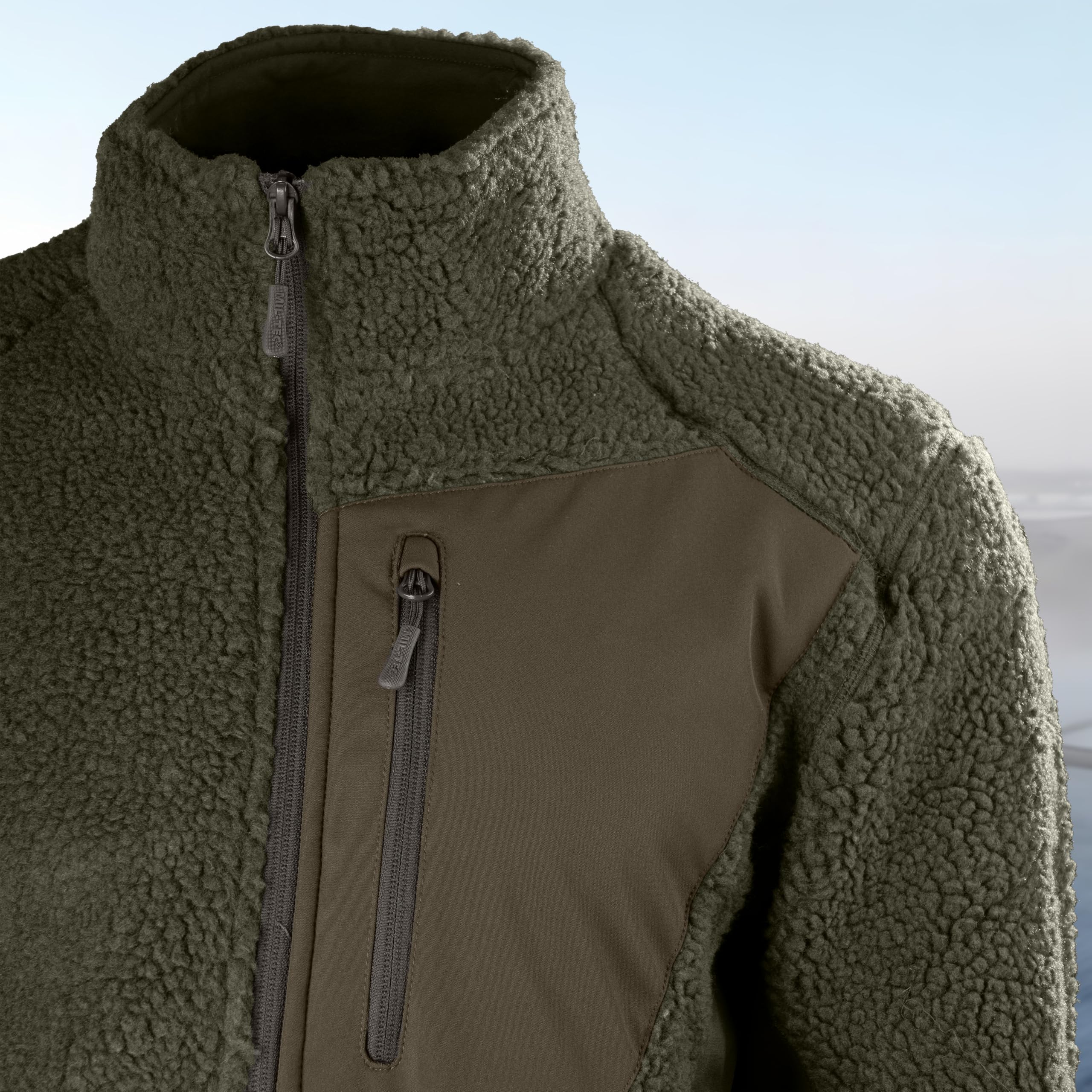 Mil-Tec BEARFORCE Kälteschutzjacke Teddy Fleece • Outdoor Fleecejacke Herren • Warmes Sherpa-Fleece mit Innenfutter & Softshell-Einsätzen • Hoher Kragen & Reißverschlusstaschen • Oliv/Schwarz, S–3XL