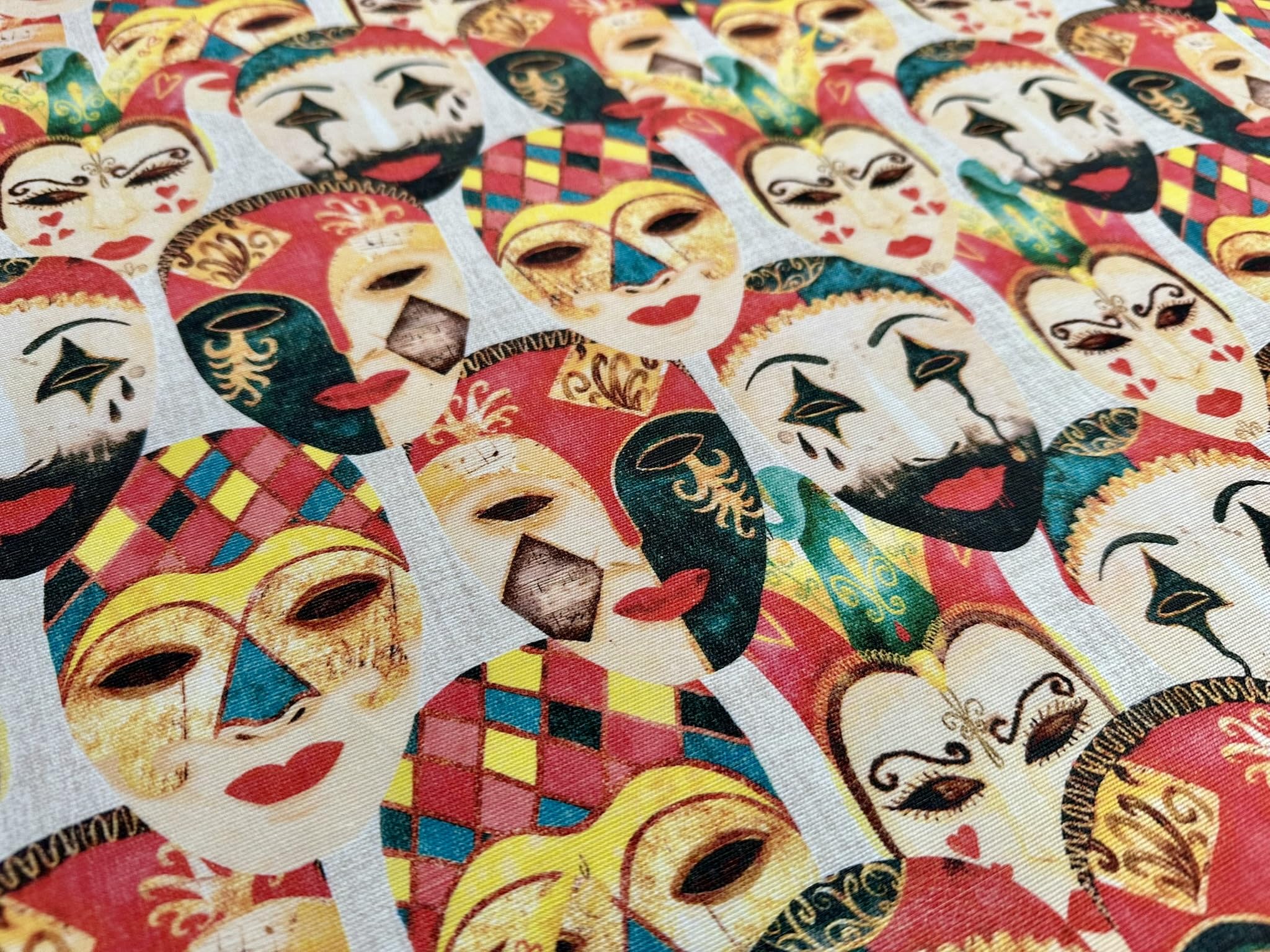 Tissu masque de bal masqué vénitien pour créer une ambiance théâtrale lors de vos réceptions