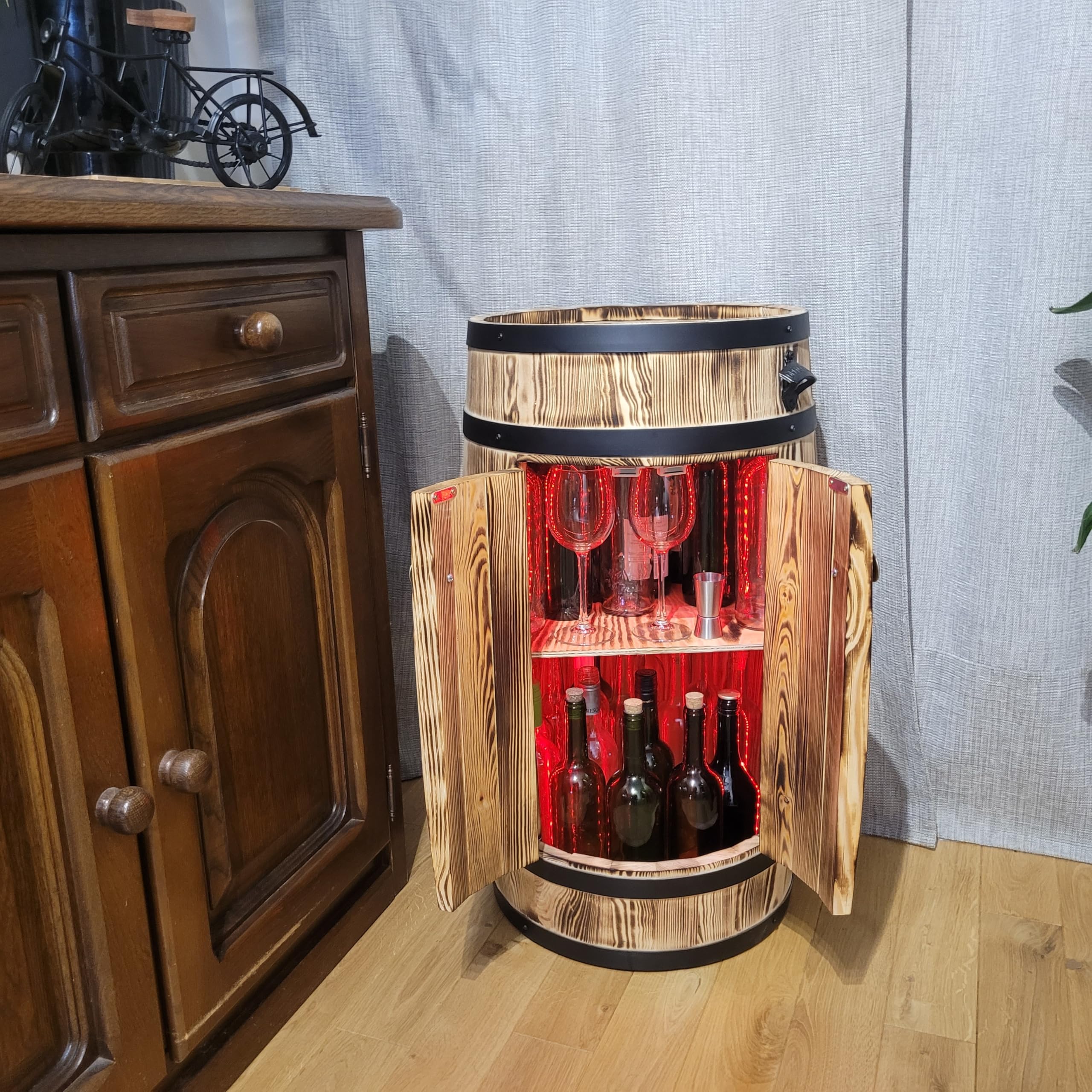 weeco Barfass aus Holz mit RGB LED Beleuchtung, Türen und Regal – rustikales Alkoholmöbel zur Aufbewahrung von Flaschen – dekoratives Fass für Wohnzimmer 80x50x44 cm