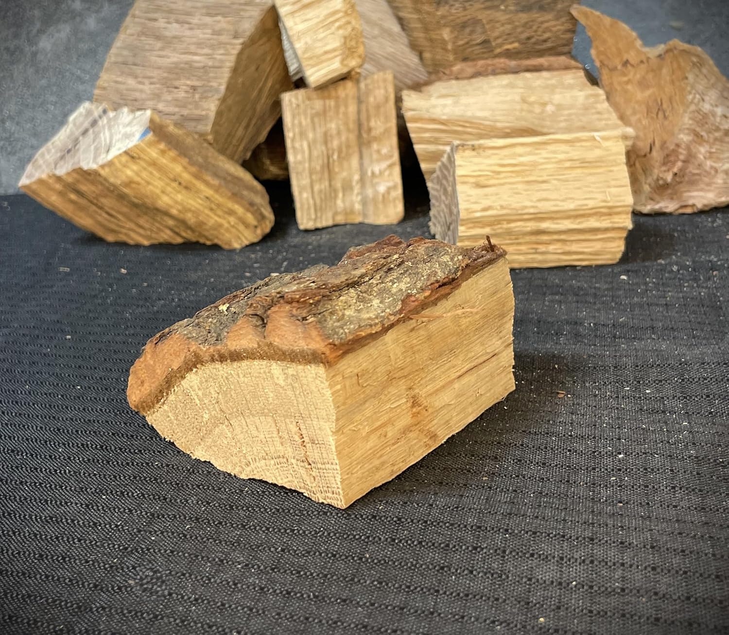 Lee's Firewood Kiln Dried Oak Wood Chunks for Smoking, Cooking, and Grilling, 3-Inch Diameter (1 Cubic Foot Box)