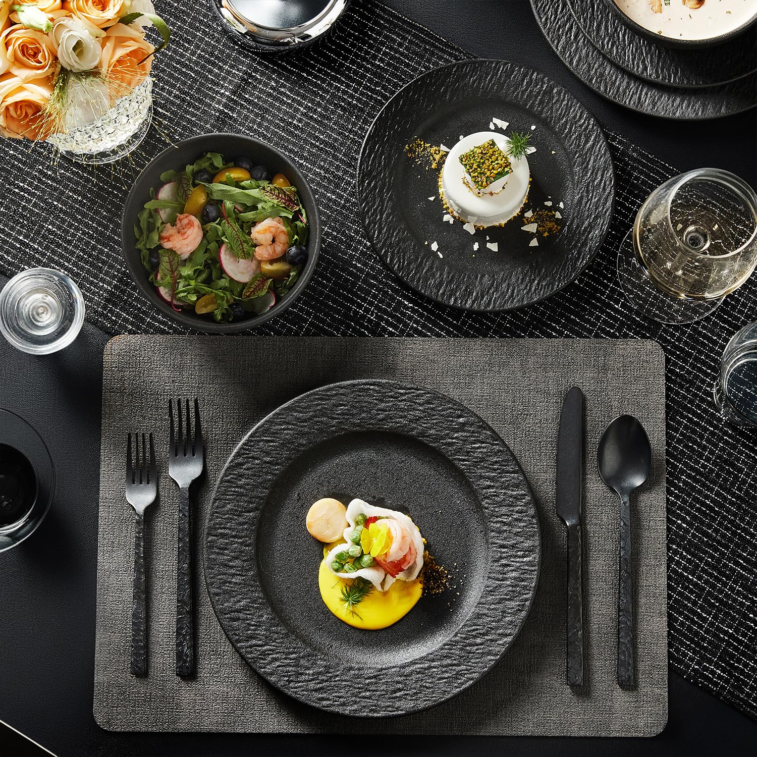 HIKAA Steingut Geschirrset Schwarz 8 Personen, 24-Teiligs Matte Teller Set, Hochwertiges Tafelservice Mikrowellen und Spülmaschinenfest, Kombiservice für Familienessen, Restaurants, Geschenke