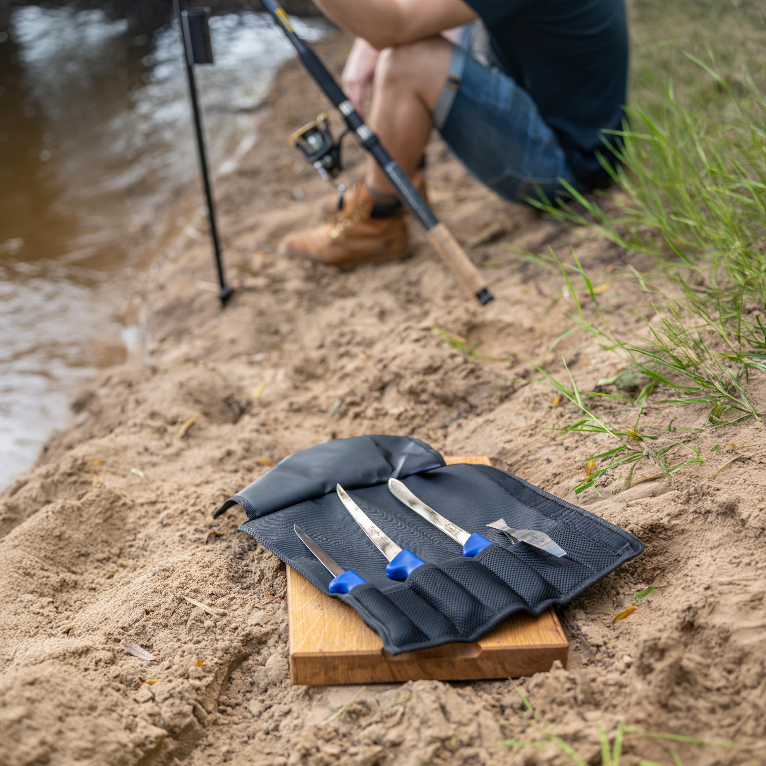DICK Textil-Rolltasche "Angler" 4-tlg. (Maße 34,50 x 35,50 x 6 cm, mit Grätenpinzette, Ausbeinmesser und zwei Filetiermesser, Farbe Blau, Anglermesserset) 82461000