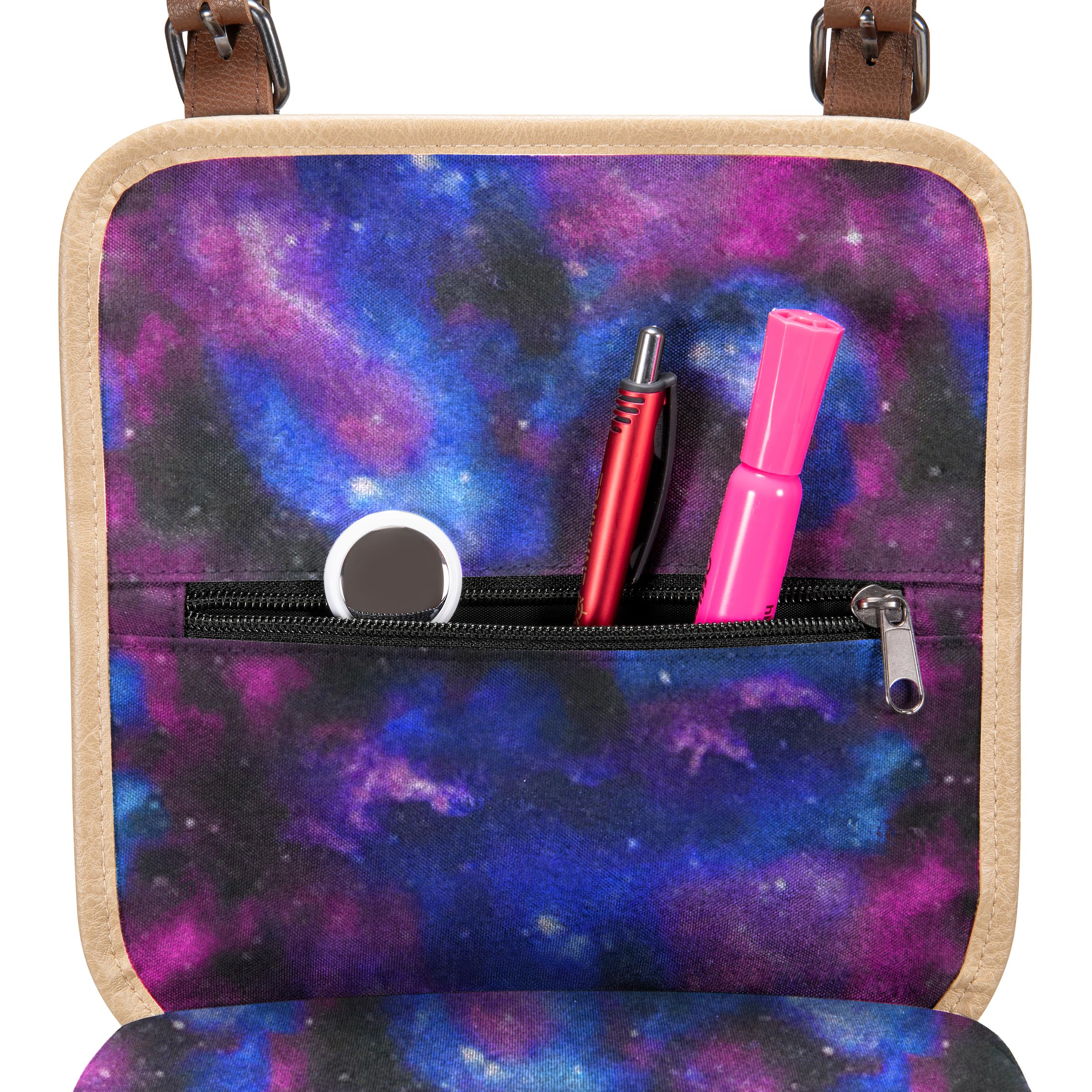 ENHANCE Edición Diseñadores Mochila Compacta MTG - Interior Personalizable, Magic the Gathering, Lorcana y mas, Bolsillo Accesorios Dados, Sobres Booster y Contadores, Bolsillo Playmat (Galaxia)